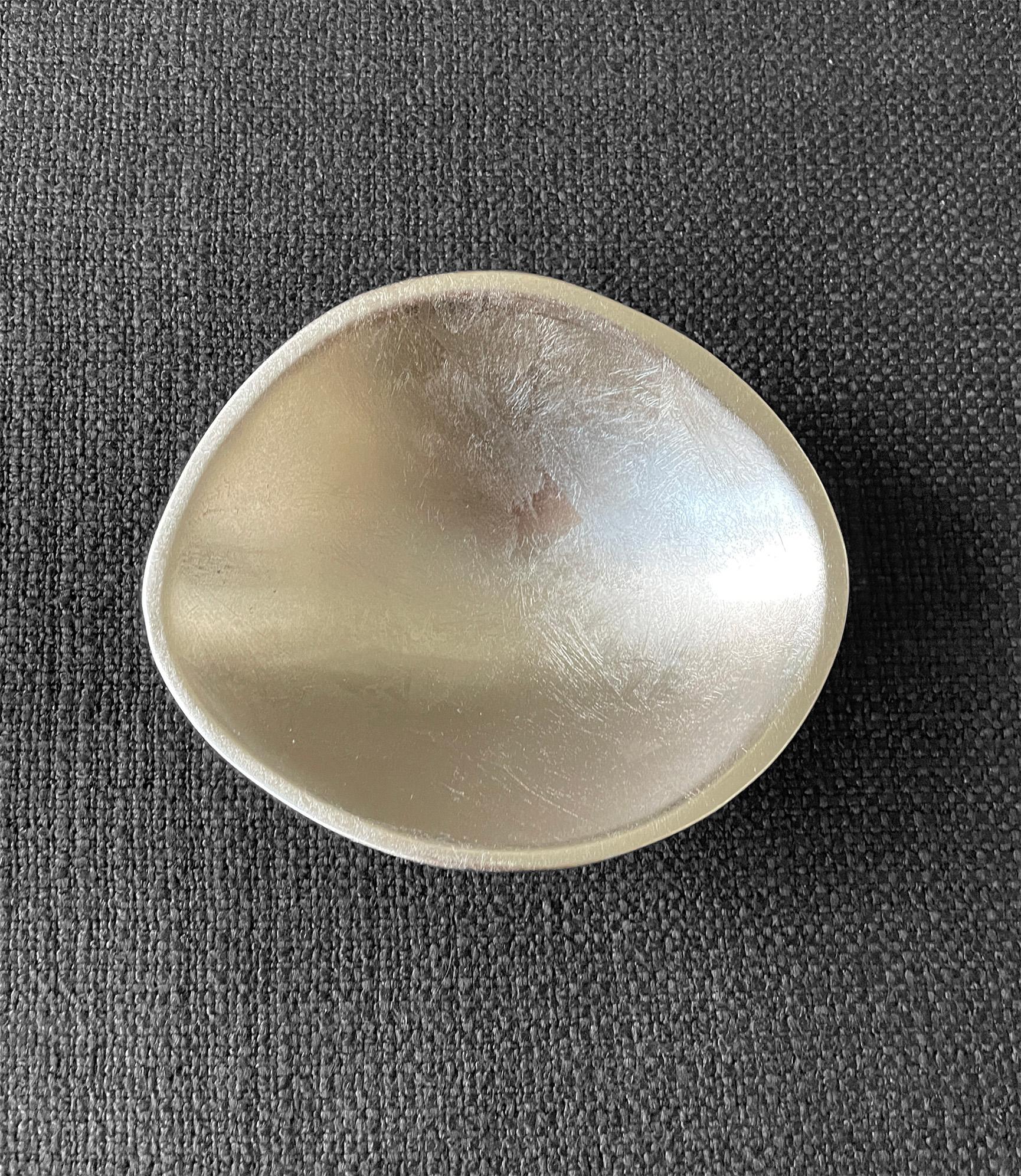 Moderne Petit bol asymétrique en métal 20 carats à feuille de castor en argent en vente