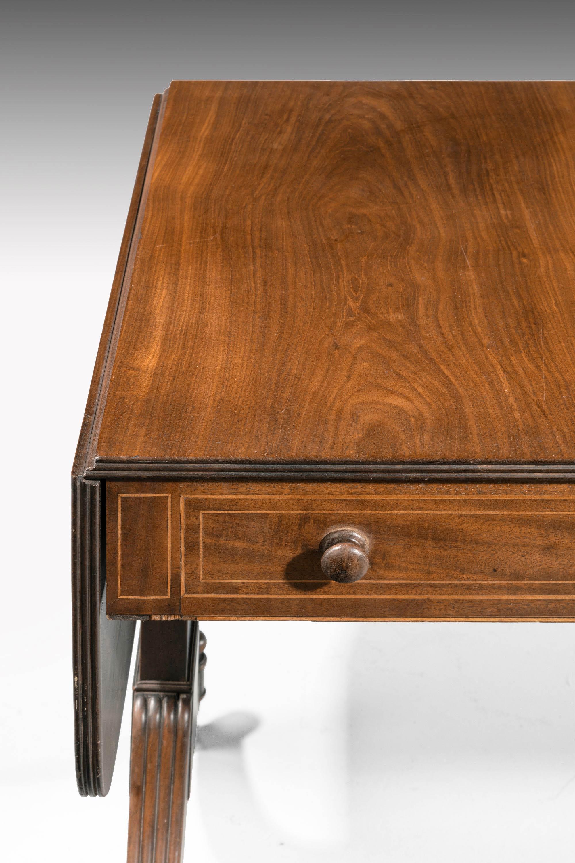 Small, Attractive George III Period Mahogany Side Table on Cabriole Supports In Excellent Condition In Peterborough, Northamptonshire