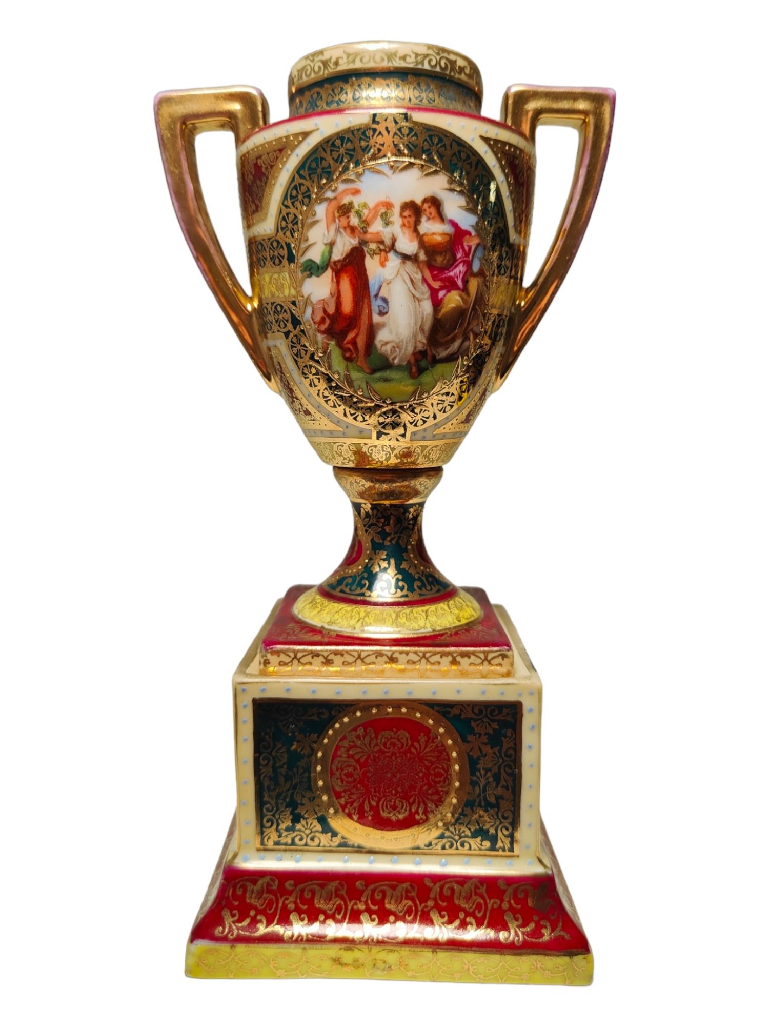 Small Austrian porcelain vase from the 19th century.
Ancient porcelain vase entirely hand painted and gilt with gold from the XIX century of Austria, in good condition. Measures: 20x8x8 cm.