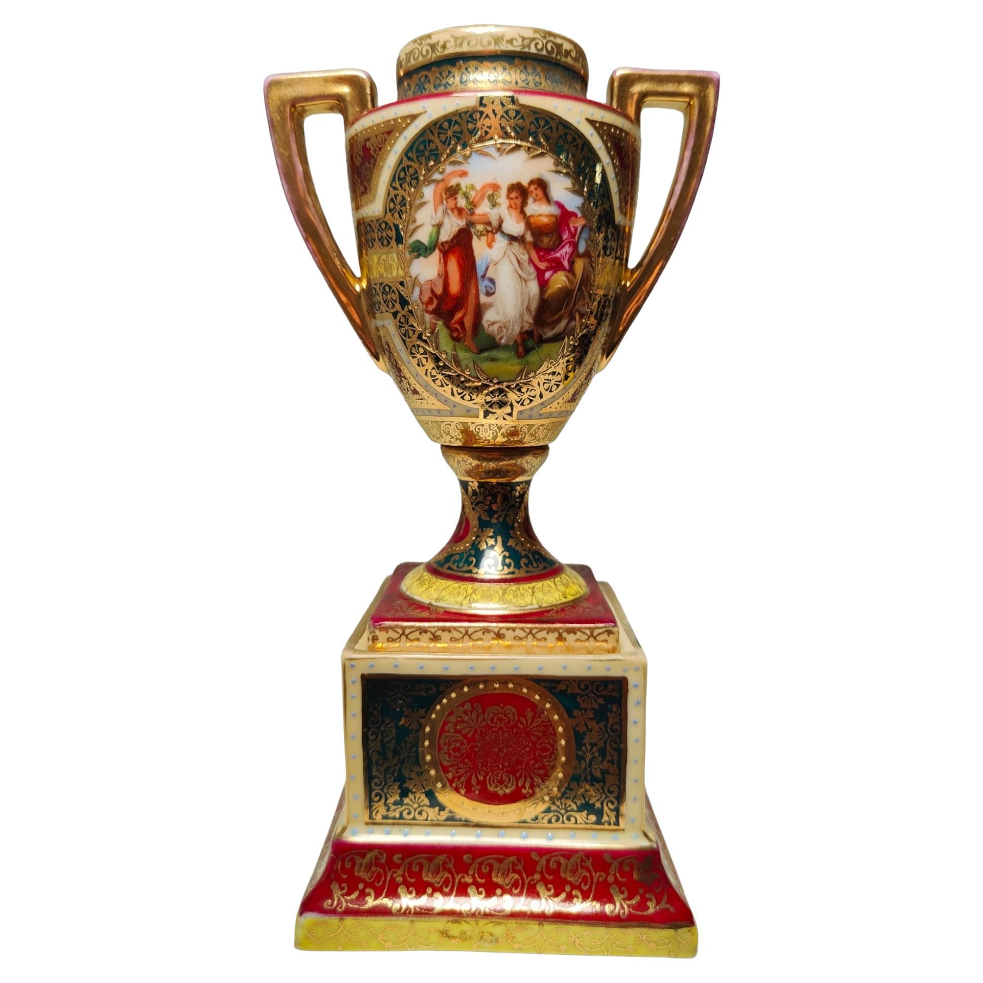 Petit vase en porcelaine autrichienne du 19ème siècle