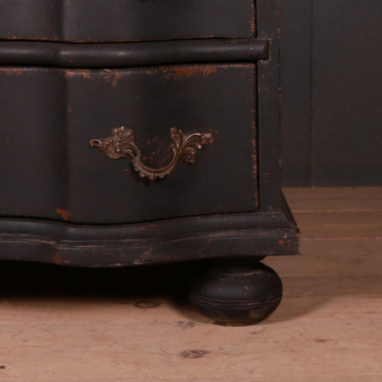 Small 18th c painted Austrian oak Serpentine commode. 1780.

Dimensions
45 inches (114 cms) wide
23 inches (58 cms) deep
33 inches (84 cms) high.