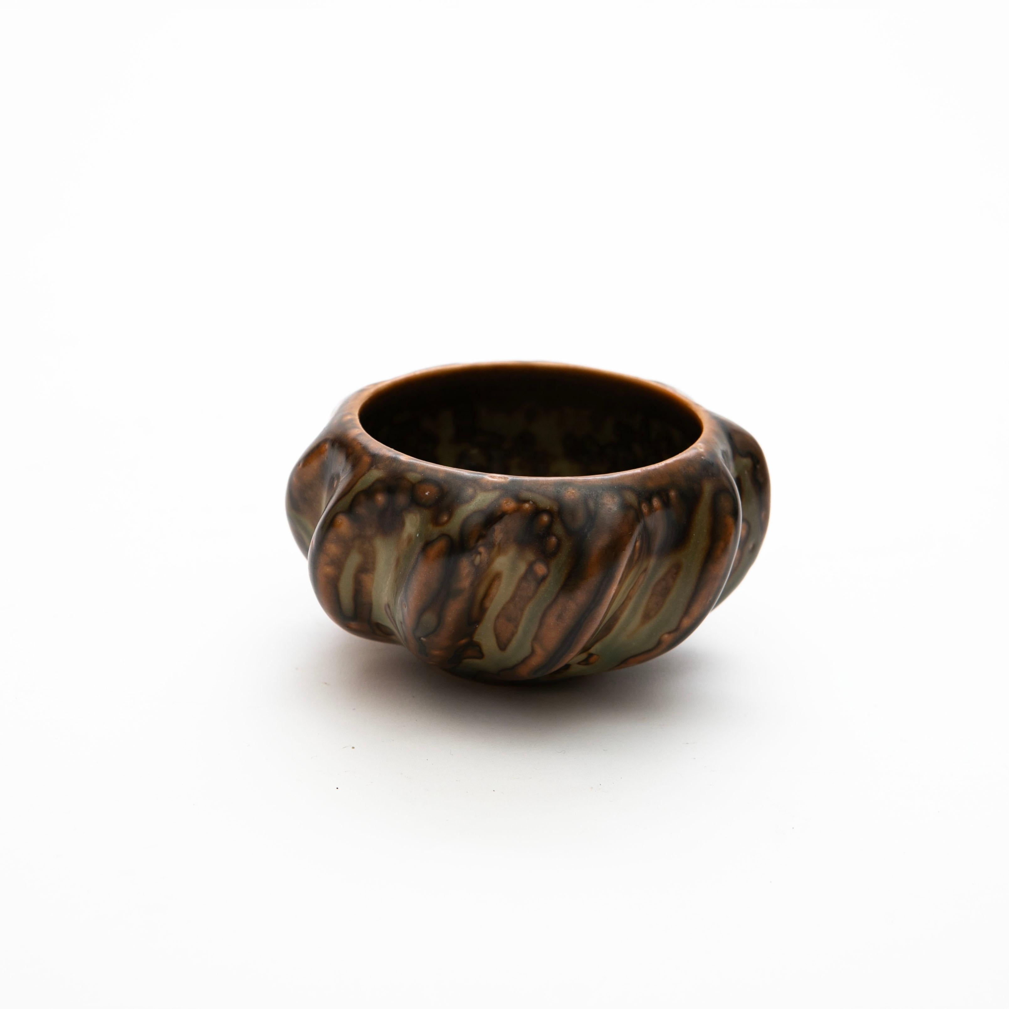 Axel Salto, 1889-1961
A stunning small stoneware bowl in a swirl pattern with an beautiful and vibrant polychrome sung glaze, designed by Axel Salto for Royal Copenhagen.
Dimensions: H: 5.5 cm  Dia: 10.5 cm.

Marked on the base with Salto's