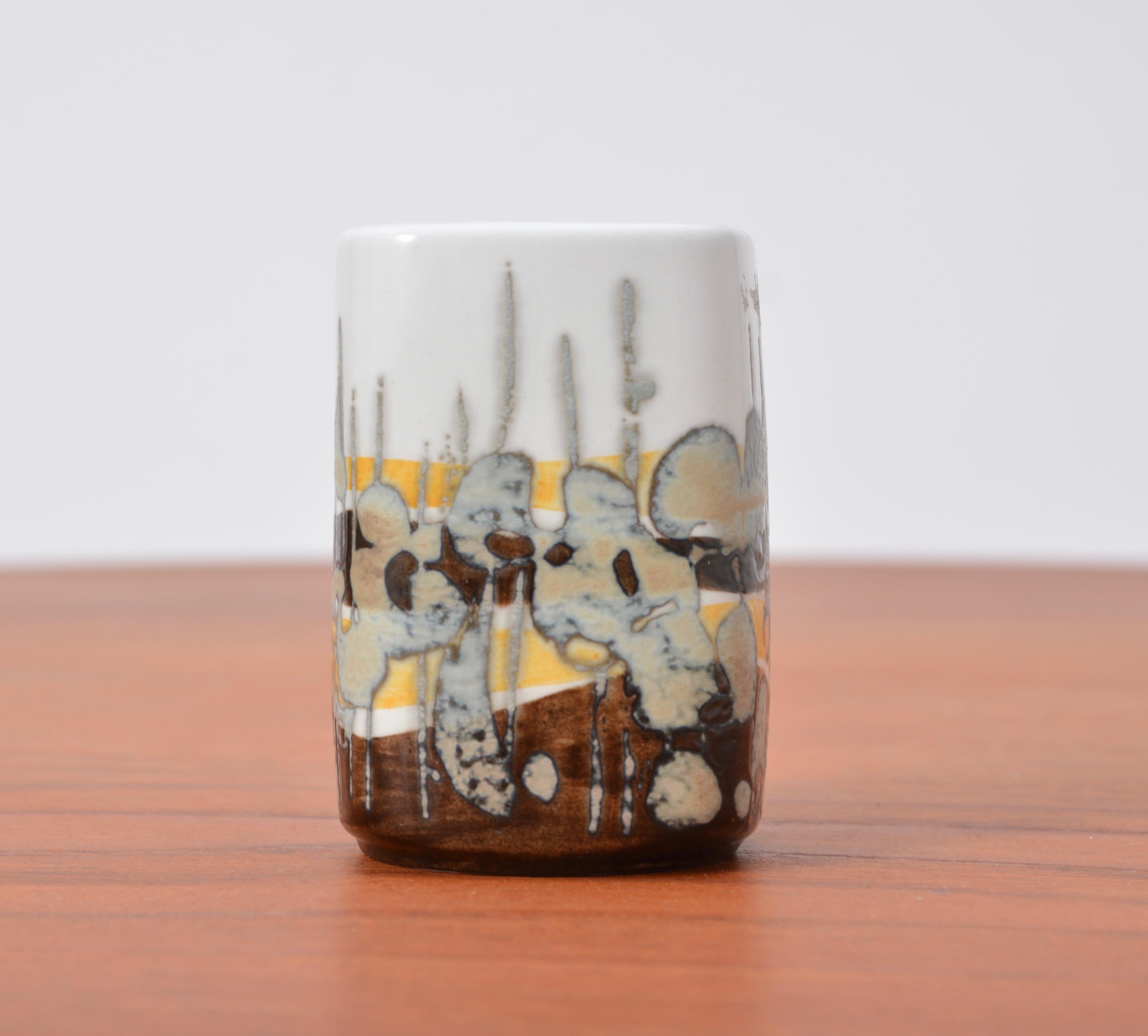Small Mid-Century Modern Baca vase by Ivan Weiss for Royal Copenhagen, 1960s
This small ceramic vase or decorative object is part of the Baca series by Ivan Weiss for Royal Copenhagen. It features an abstract pattern with colors of white, yellow and