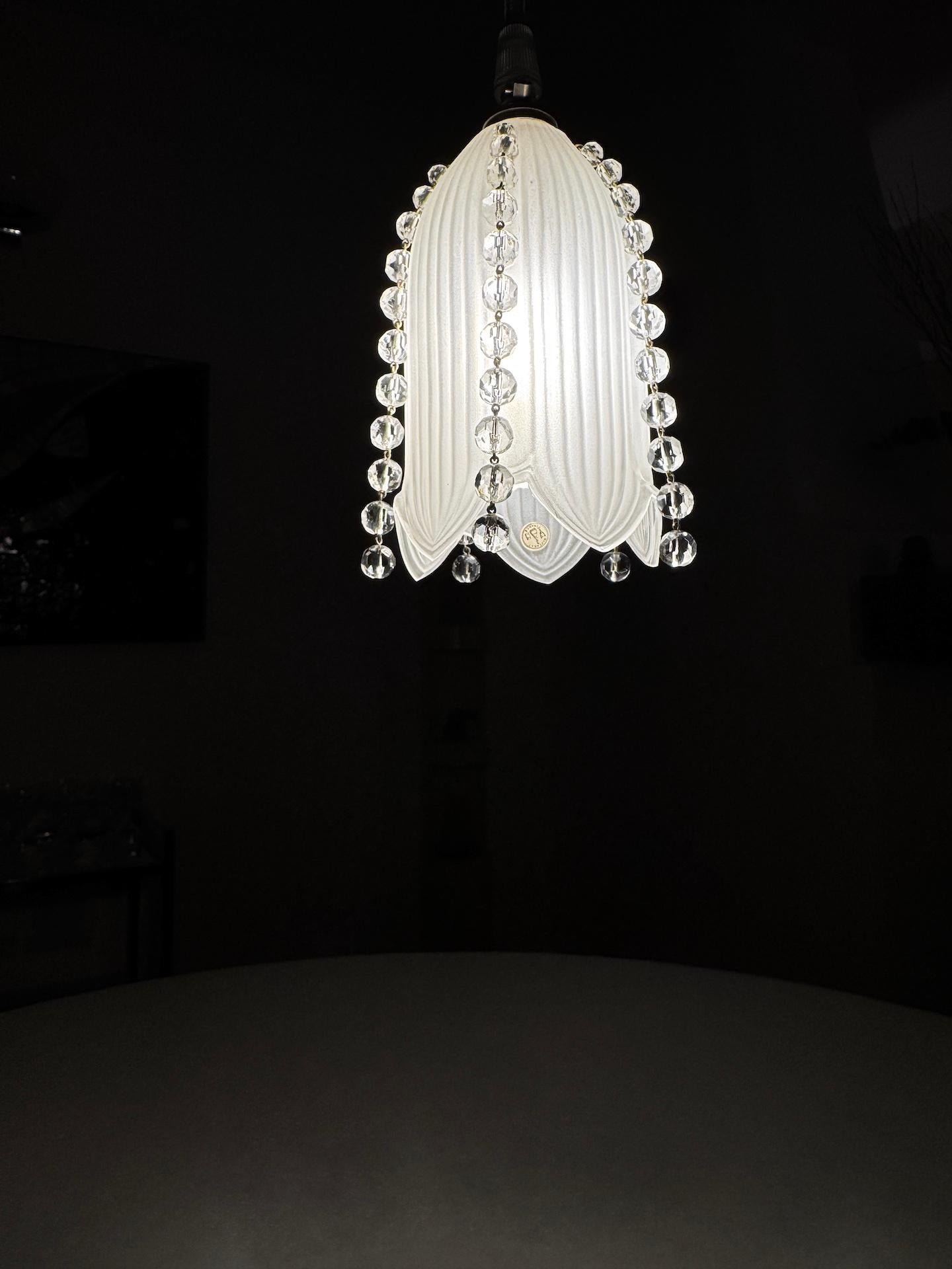 Piccoli ciondoli in cristallo Baccarat Periodo Art Deco Altezza regolabile in base alle tue esigenze in vendita 3