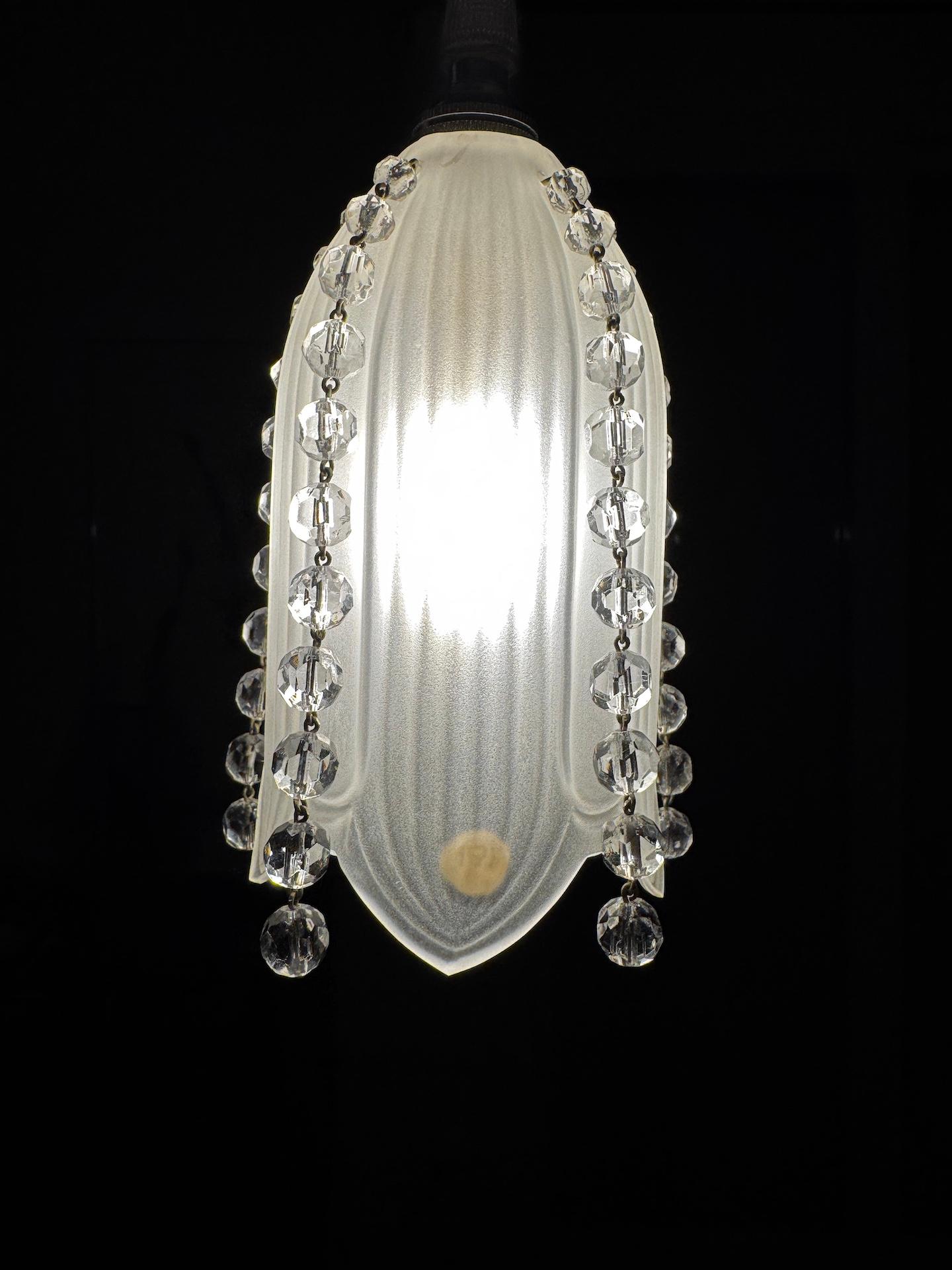 Francese Piccoli ciondoli in cristallo Baccarat Periodo Art Deco Altezza regolabile in base alle tue esigenze in vendita