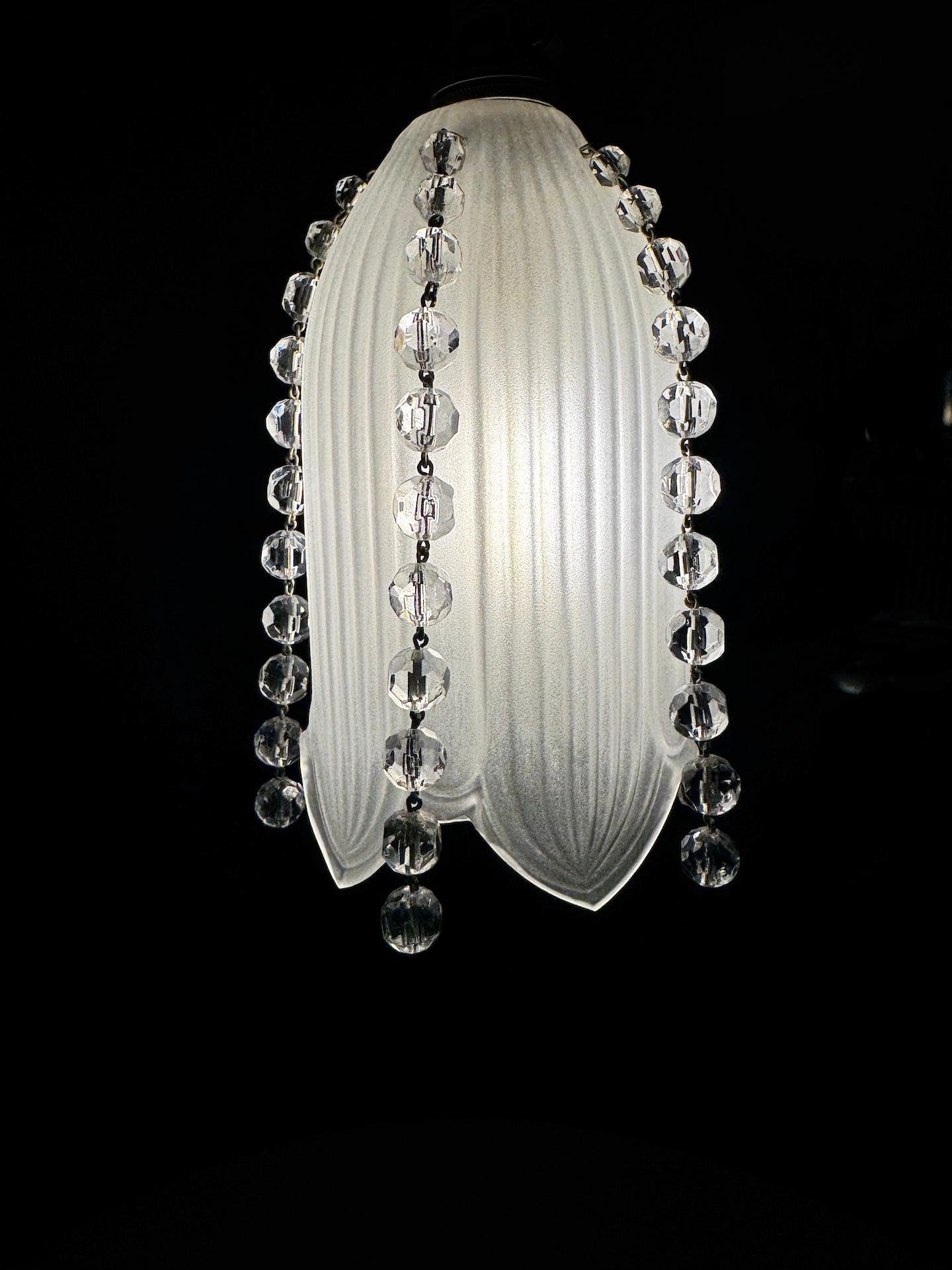 Piccoli ciondoli in cristallo Baccarat Periodo Art Deco Altezza regolabile in base alle tue esigenze in vendita 1