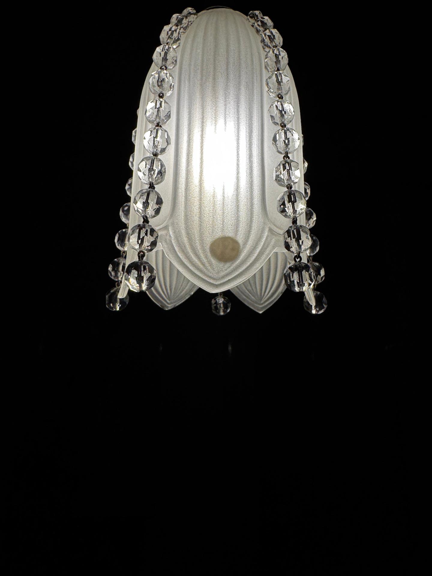 Piccoli ciondoli in cristallo Baccarat Periodo Art Deco Altezza regolabile in base alle tue esigenze in vendita 2