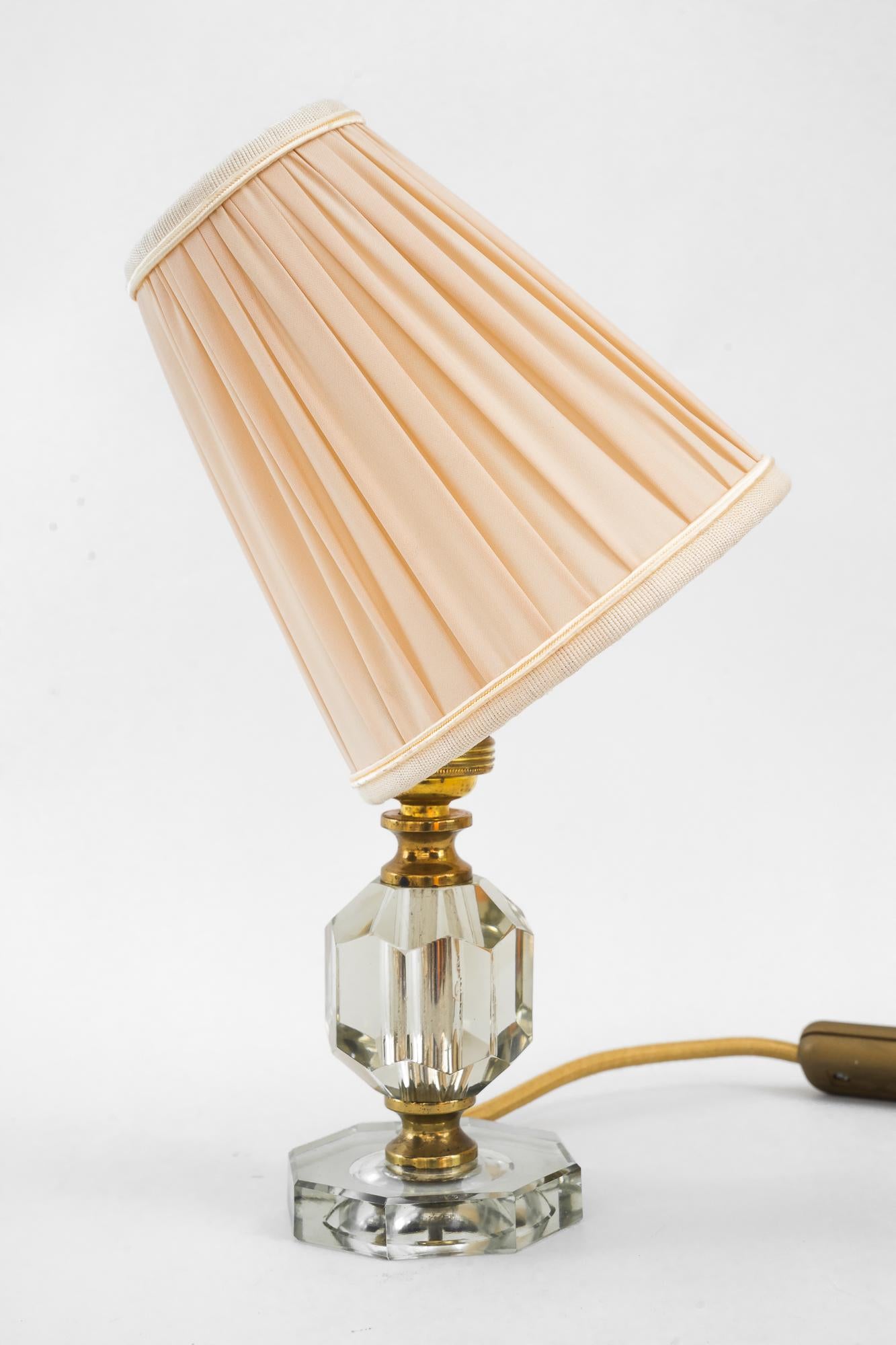 Small bakalowits table lamp vienna around 1950s
Cut glass and brass
The fabric is reolaced ( new ).