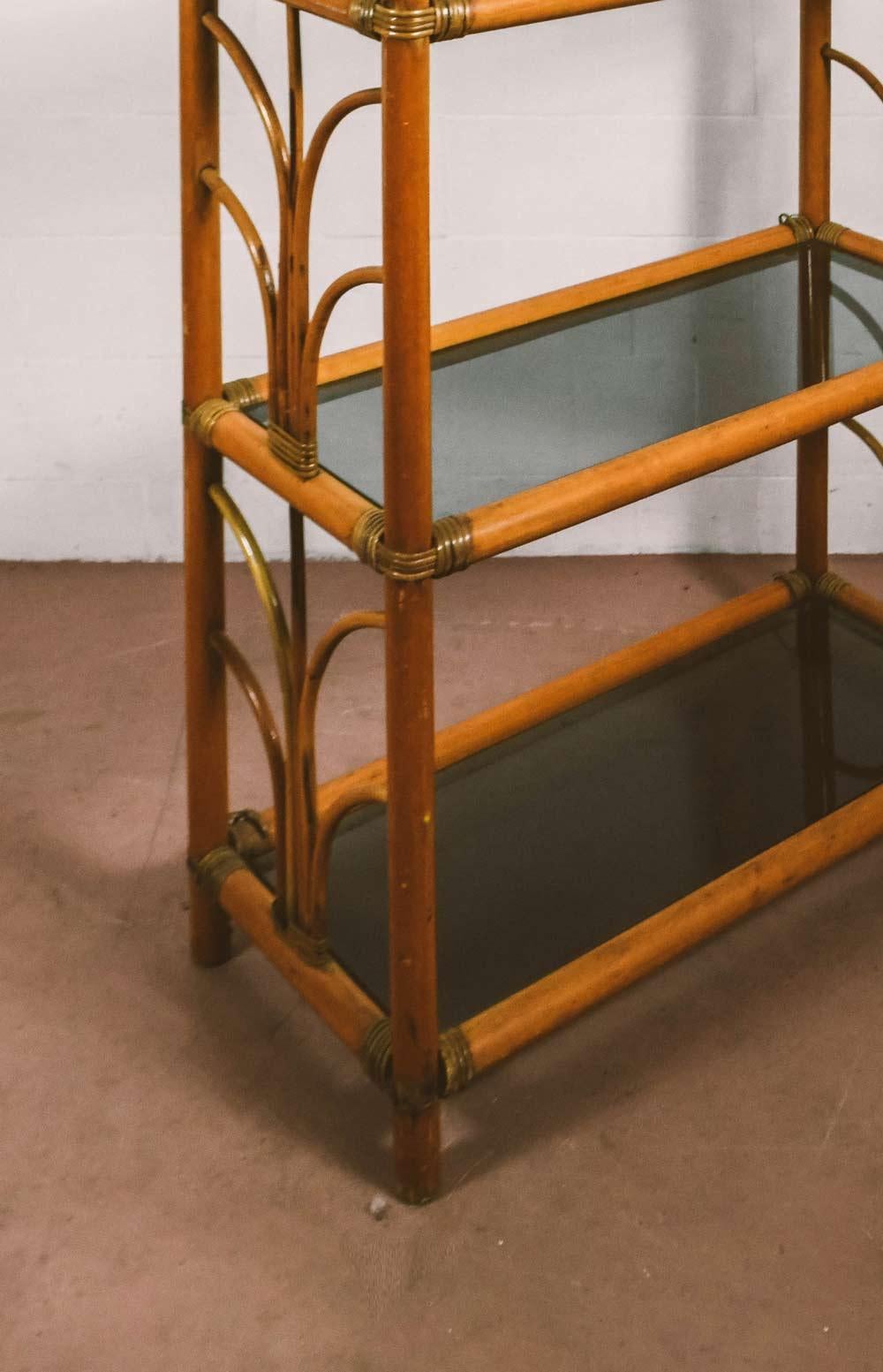Italiano Piccola libreria in bambù con quattro ripiani in vetro, anni '80 in vendita