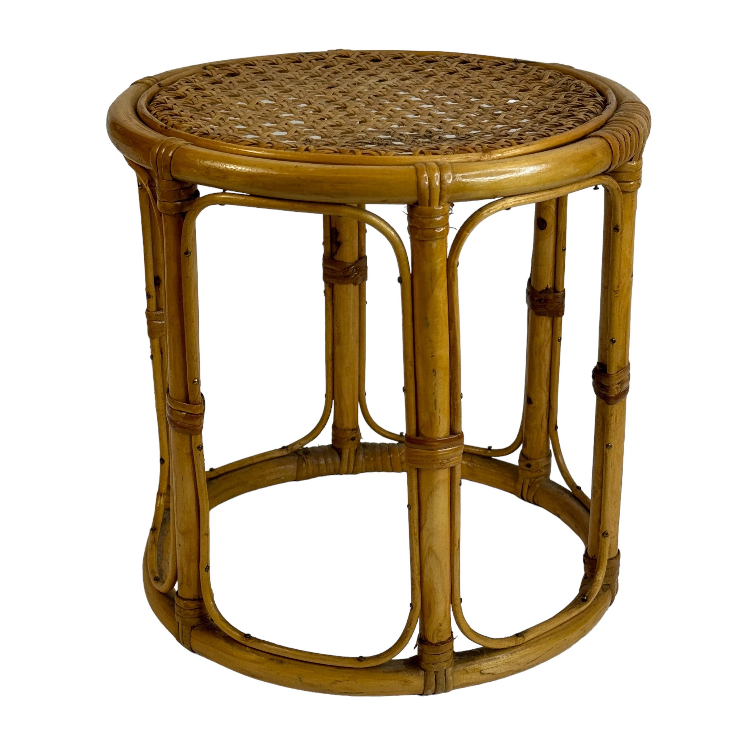 Taburete de jardín moderno de mediados del siglo XX, asiento de maceta o mesa auxiliar. De bambú con detalles de mimbre. Un bonito complemento para tu casa, patio o jardín. También es ideal como soporte para bebidas en la zona de la piscina.