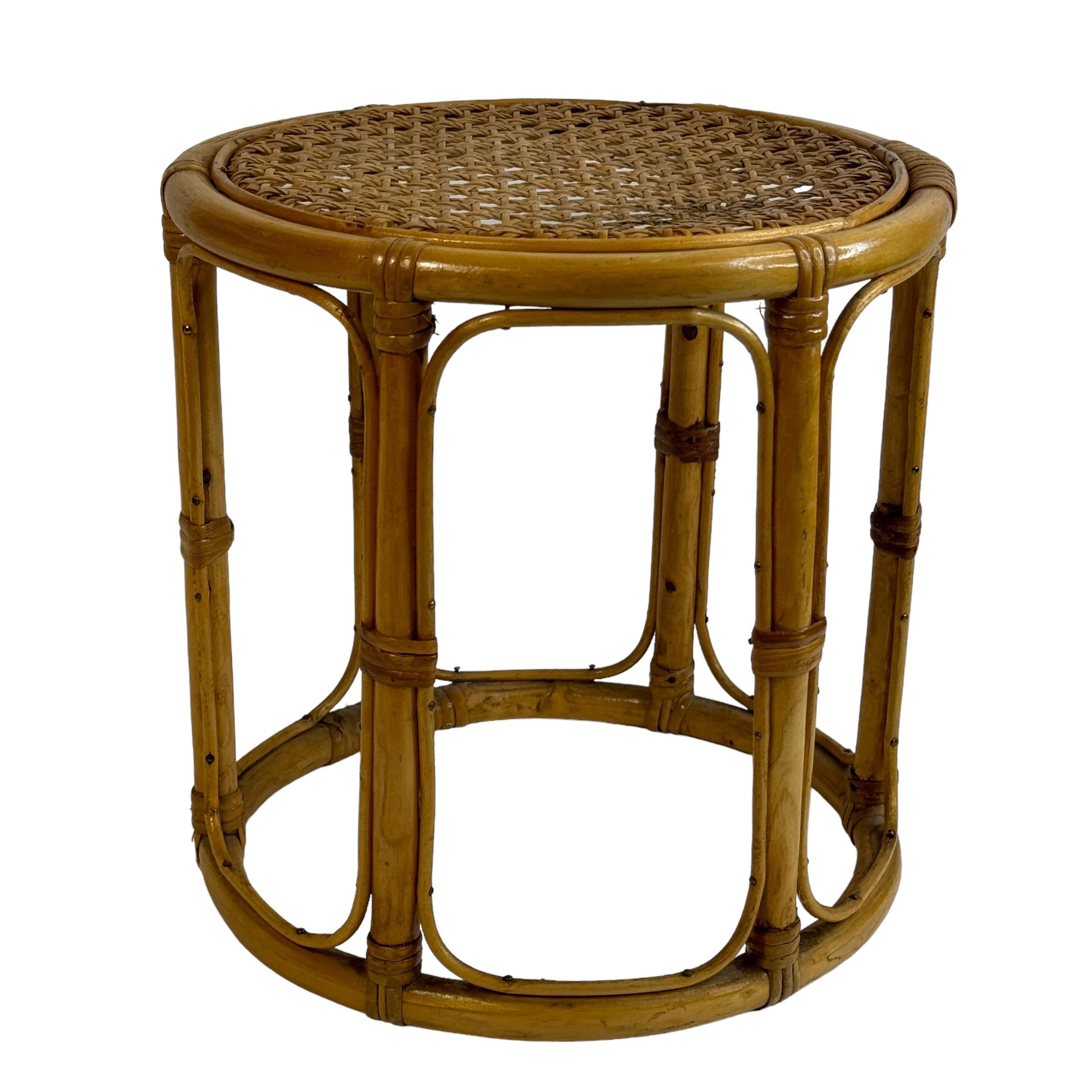 Pequeña mesa de tambor de mimbre de bambú o taburete de maceta vintage años 60 Moderno de mediados de siglo en venta