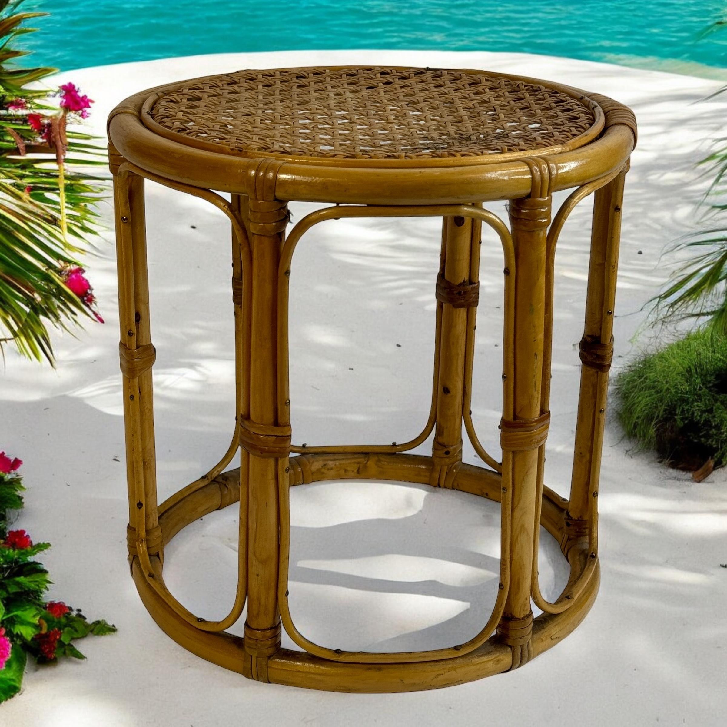 Pequeña mesa de tambor de mimbre de bambú o taburete de maceta vintage años 60 mediados del siglo XX en venta