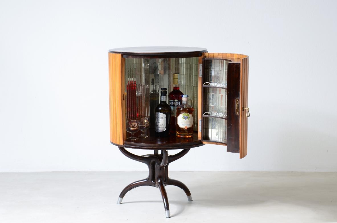 COD-2478
Small bar cabinet in the shape of a column in blond wood with a curved wooden base in the style of Ico Parisi.

Italian manufacture, ca. 1950.

Diam 50 x h88cm