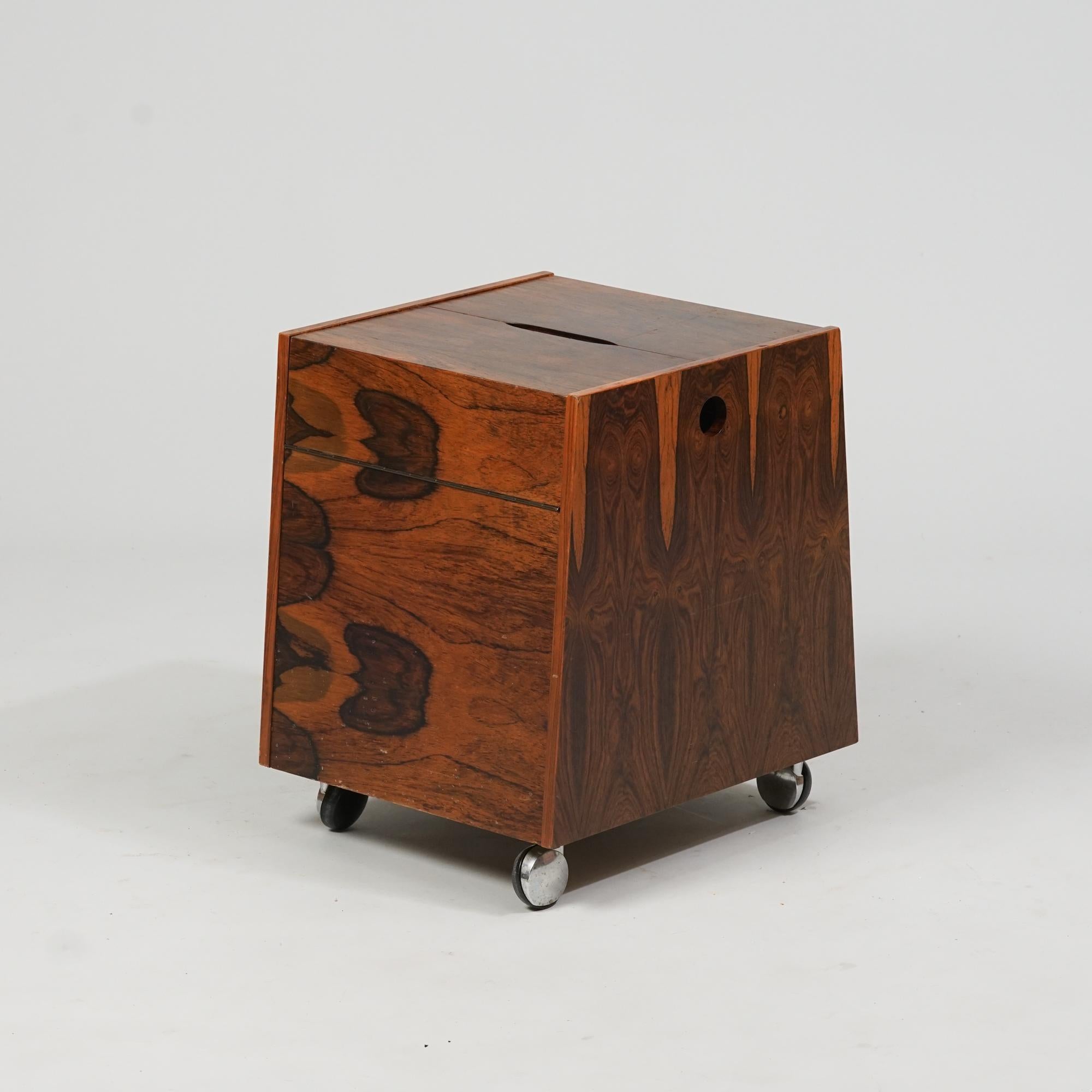 Small bar cart, designed by Rolf Hesland, manufactured by Bagn Møbelindustri, Norway, 1960s. Rosewood. Good vintage condition, minor patina consistent with age and use. Beautiful and unique piece. 