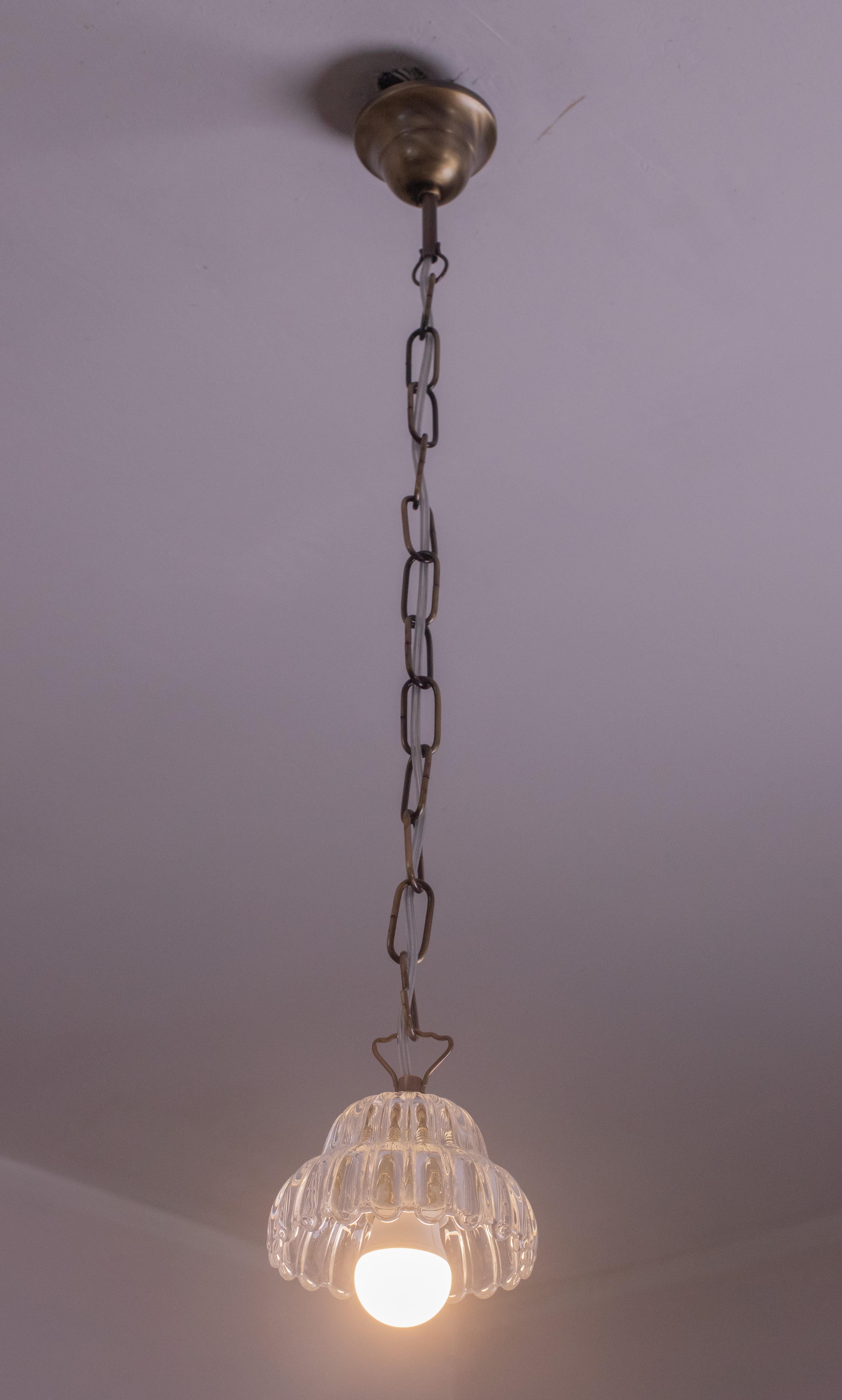 Jolie suspension Murano attribuée aux verreries Barovier&Toso, adaptée à la décoration d'un petit espace.

Période : vers 1950.

Une lumière e27 norme européenne.

Hauteur 80 centimètres.

Diamètre du gobelet : 12 centimètres.

Un verre