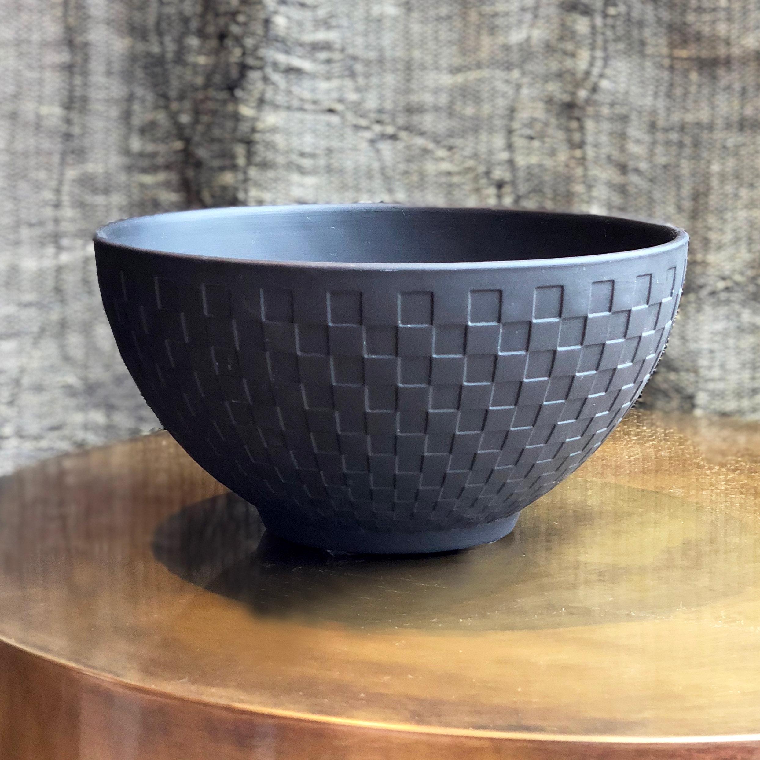 Vintage basalt bowl by Wedgwood from 1930’s featuring a checkered motif.

20Dia x 10H cm

Good vintage condition