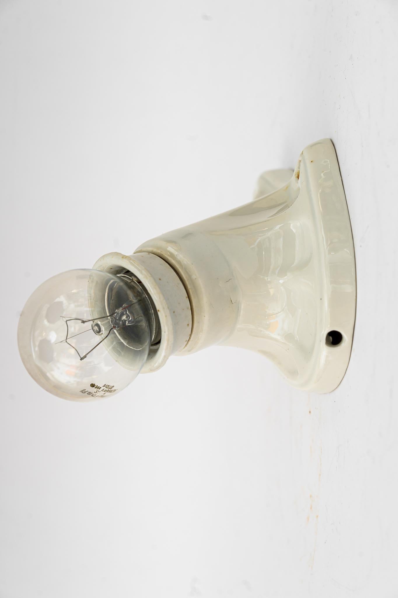 Kleine Bauhaus Keramik Wandlampe Wien um 1920er Jahre
Die Glühbirne ist nicht im Lieferumfang enthalten.
Ursprünglicher Zustand.