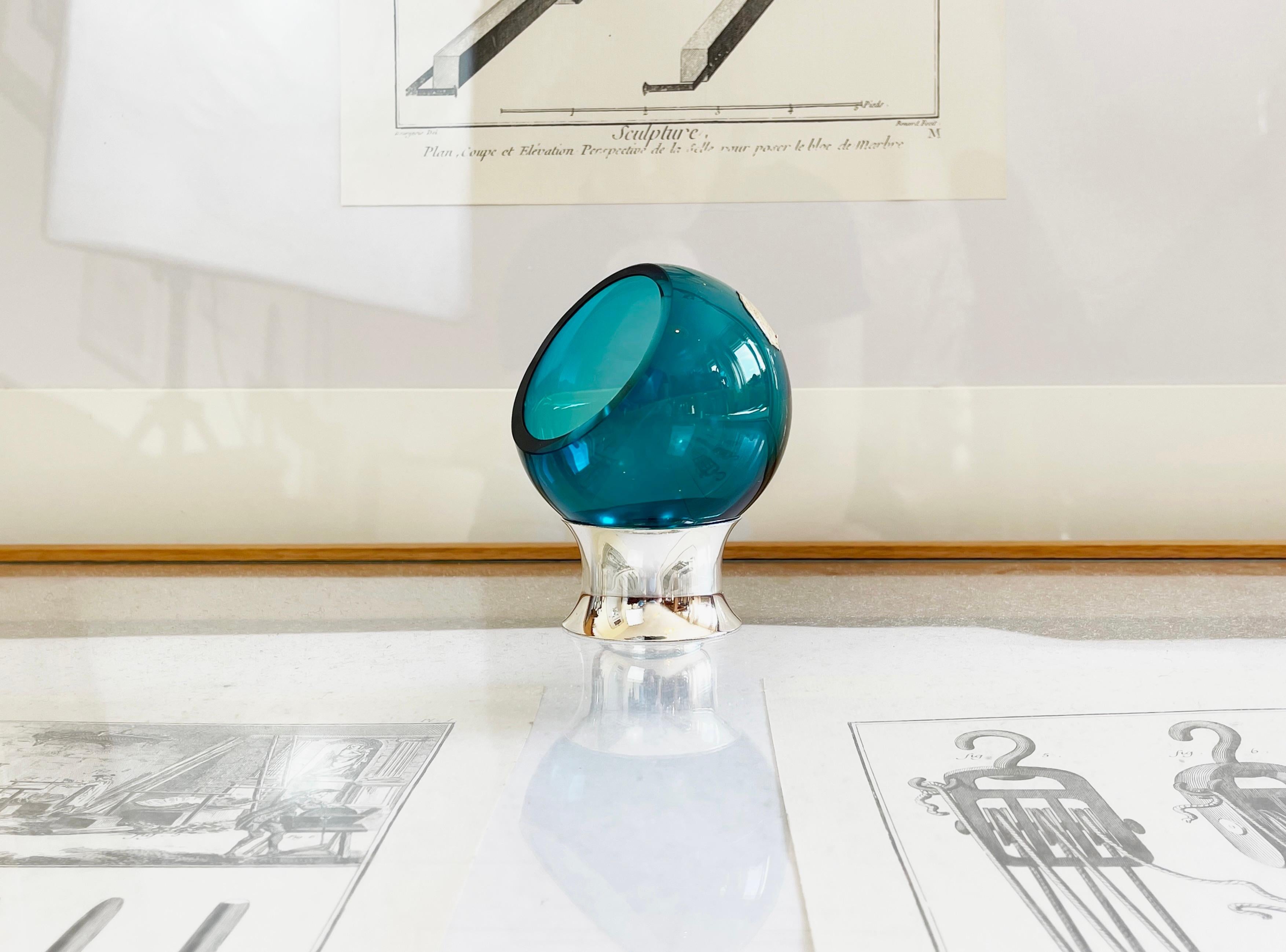 Pequeño cenicero de bola de cristal Bauhaus Turquesa y Cromo by Quist, Años 70 Alemán
