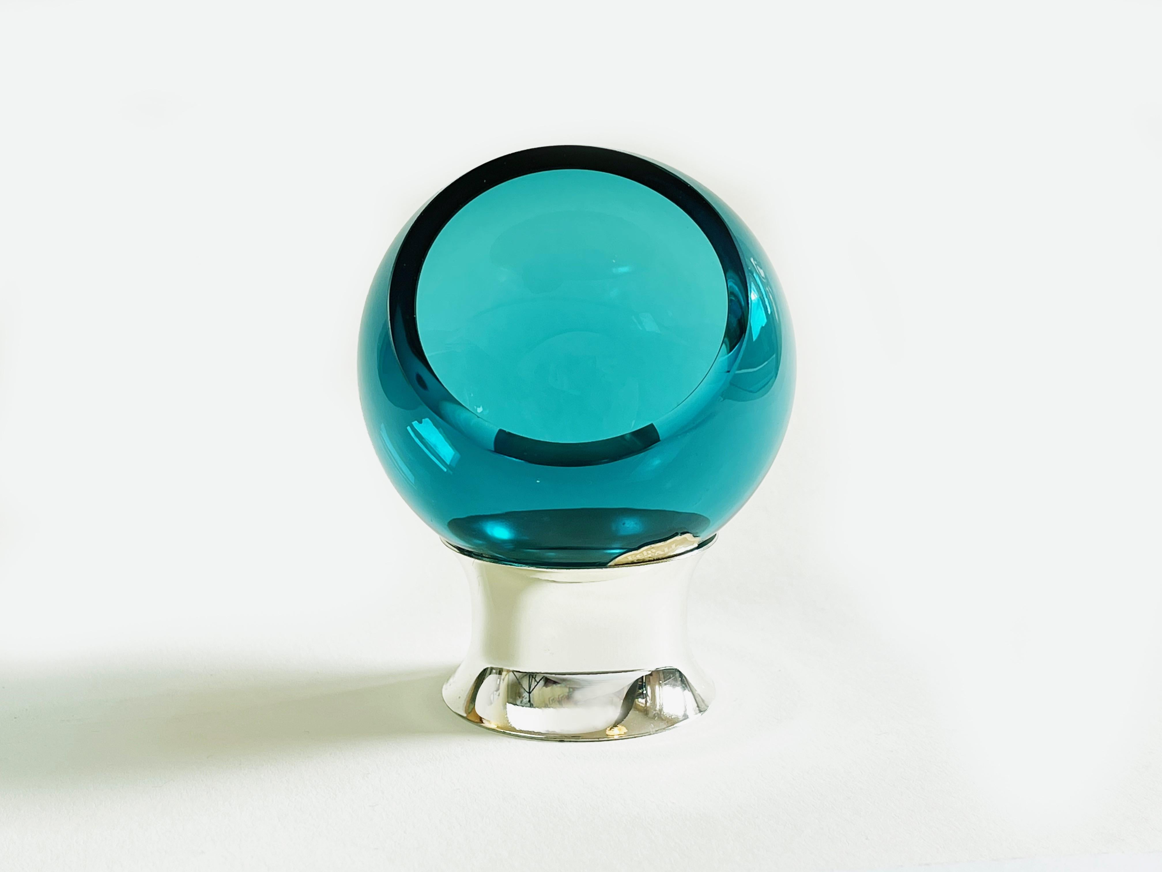 Pequeño cenicero de bola de cristal Bauhaus Turquesa y Cromo by Quist, Años 70 Hecho a mano