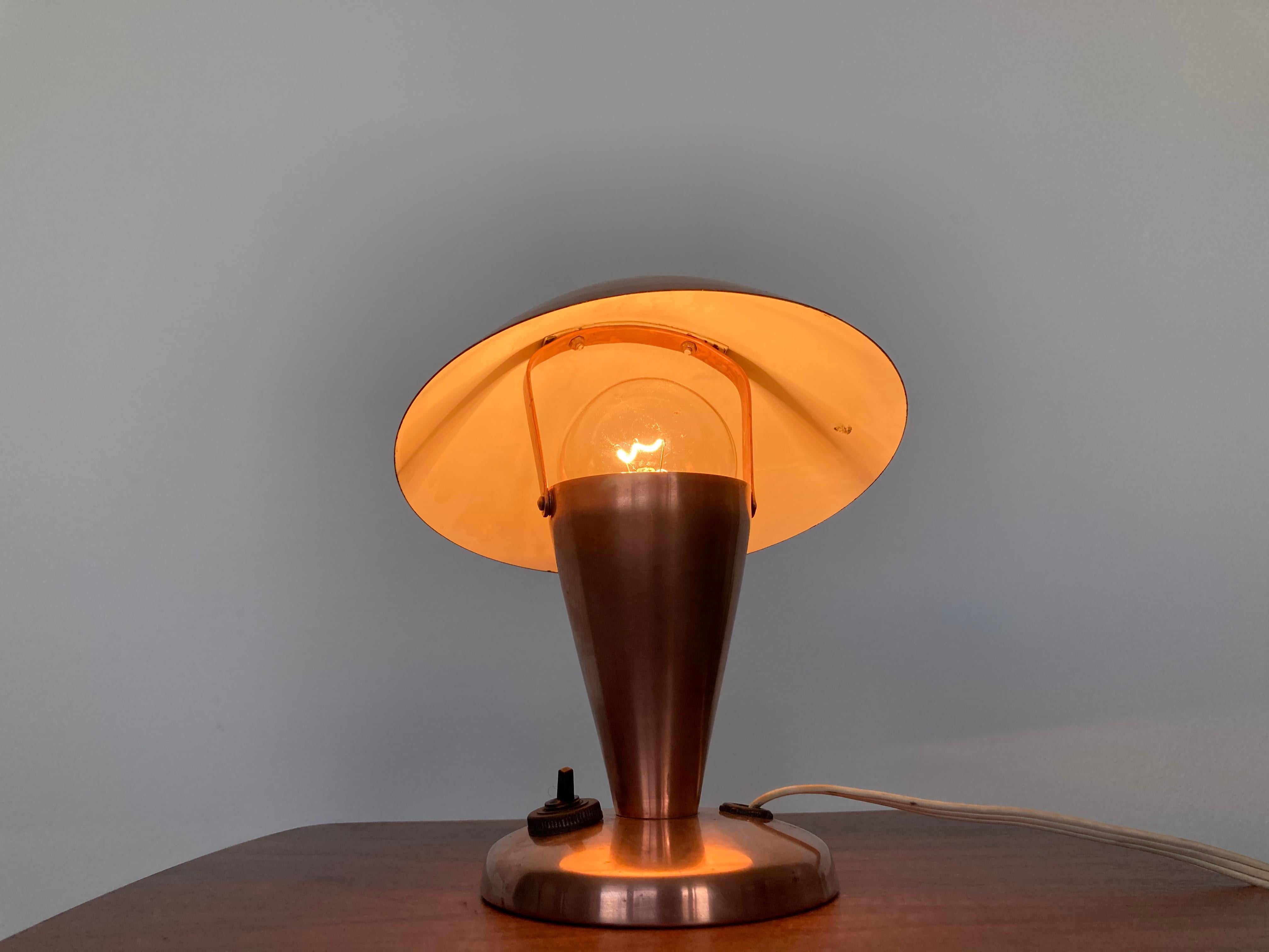 Small Bauhaus Style Brass Table Lamp, Czechoslovakia, 1940s In Good Condition For Sale In Praha, CZ