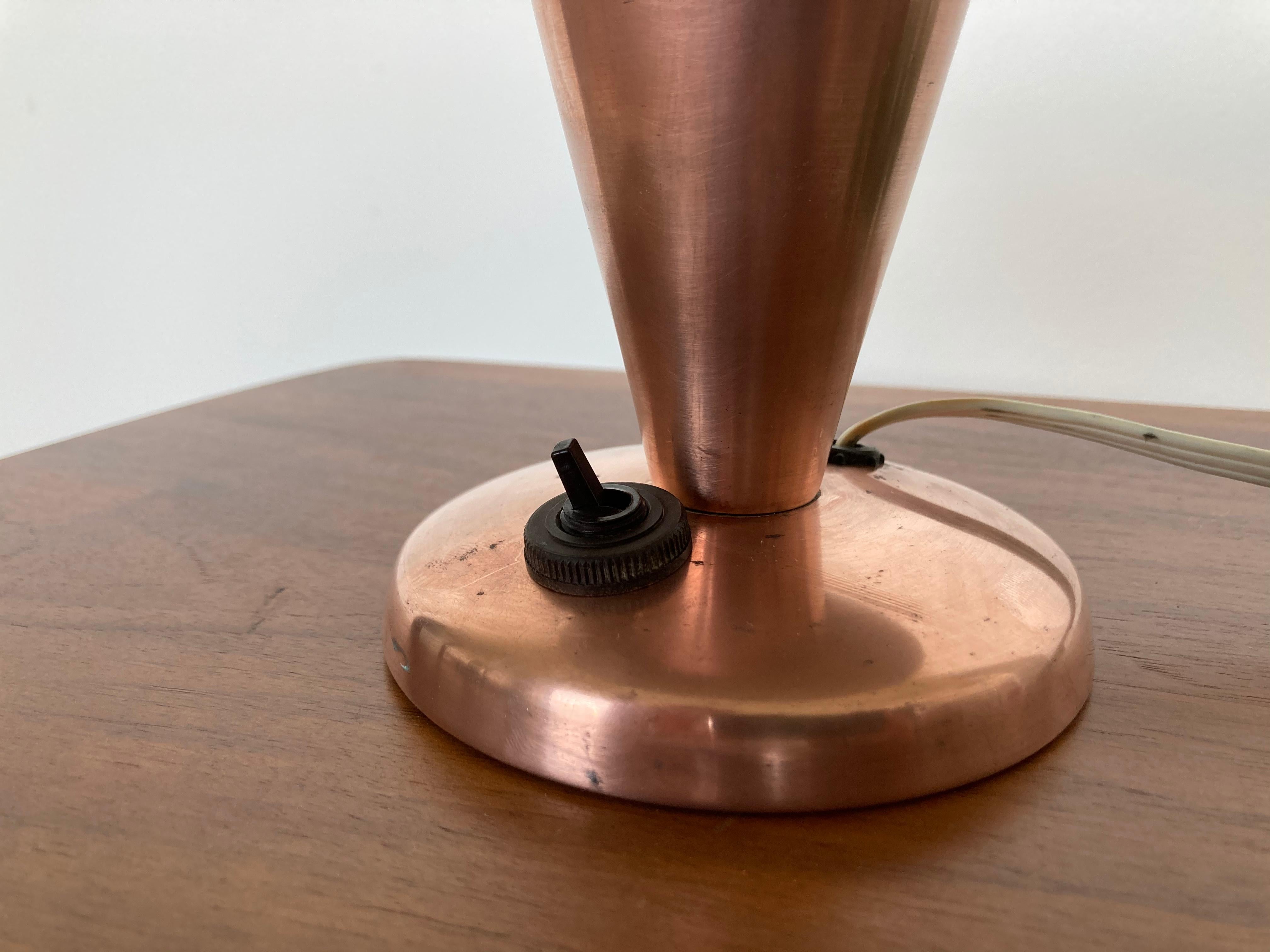 Pequeña lámpara de mesa de latón estilo Bauhaus, Checoslovaquia, años 40 mediados del siglo XX en venta