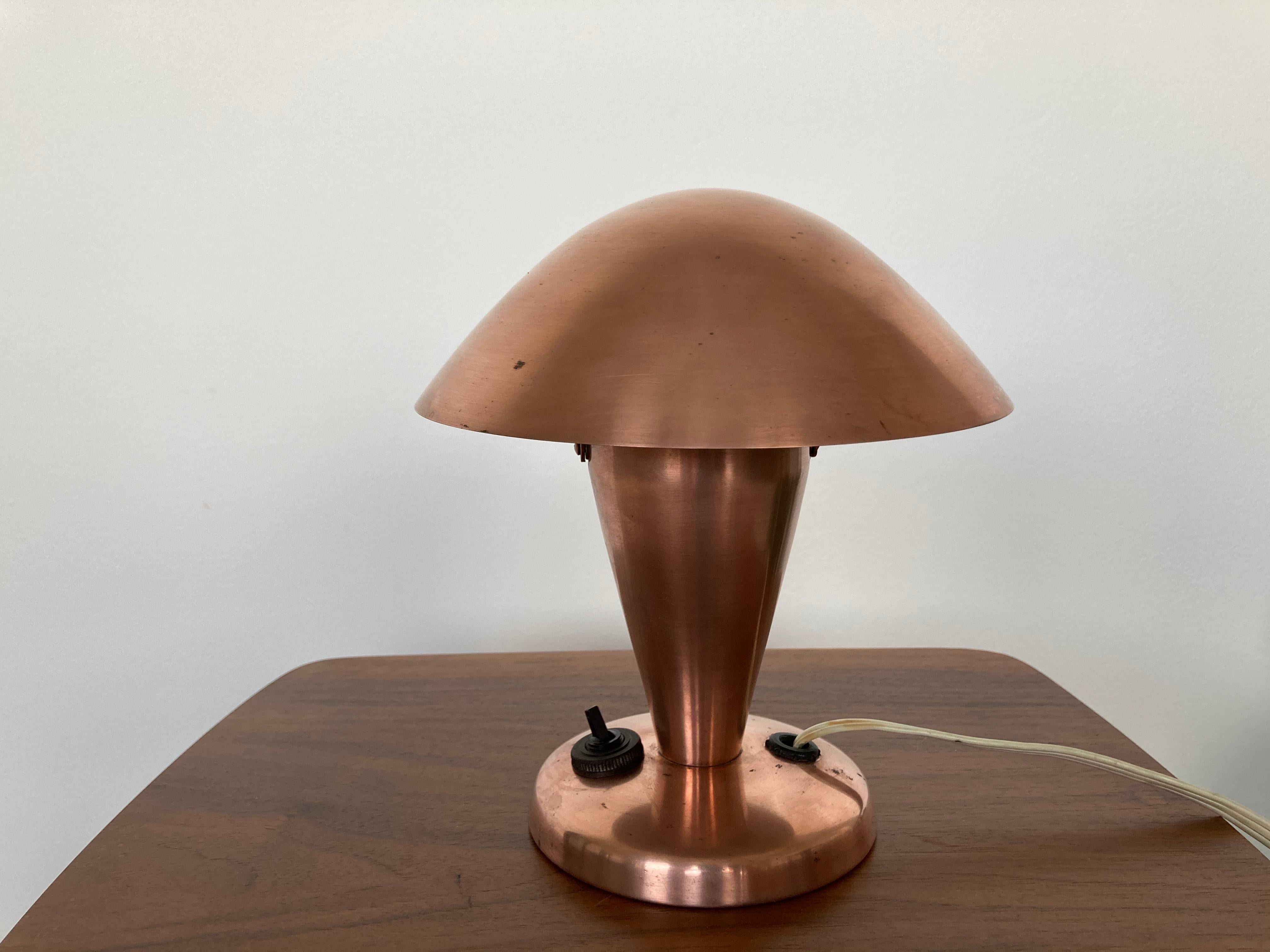 Pequeña lámpara de mesa de latón estilo Bauhaus, Checoslovaquia, años 40 Latón en venta