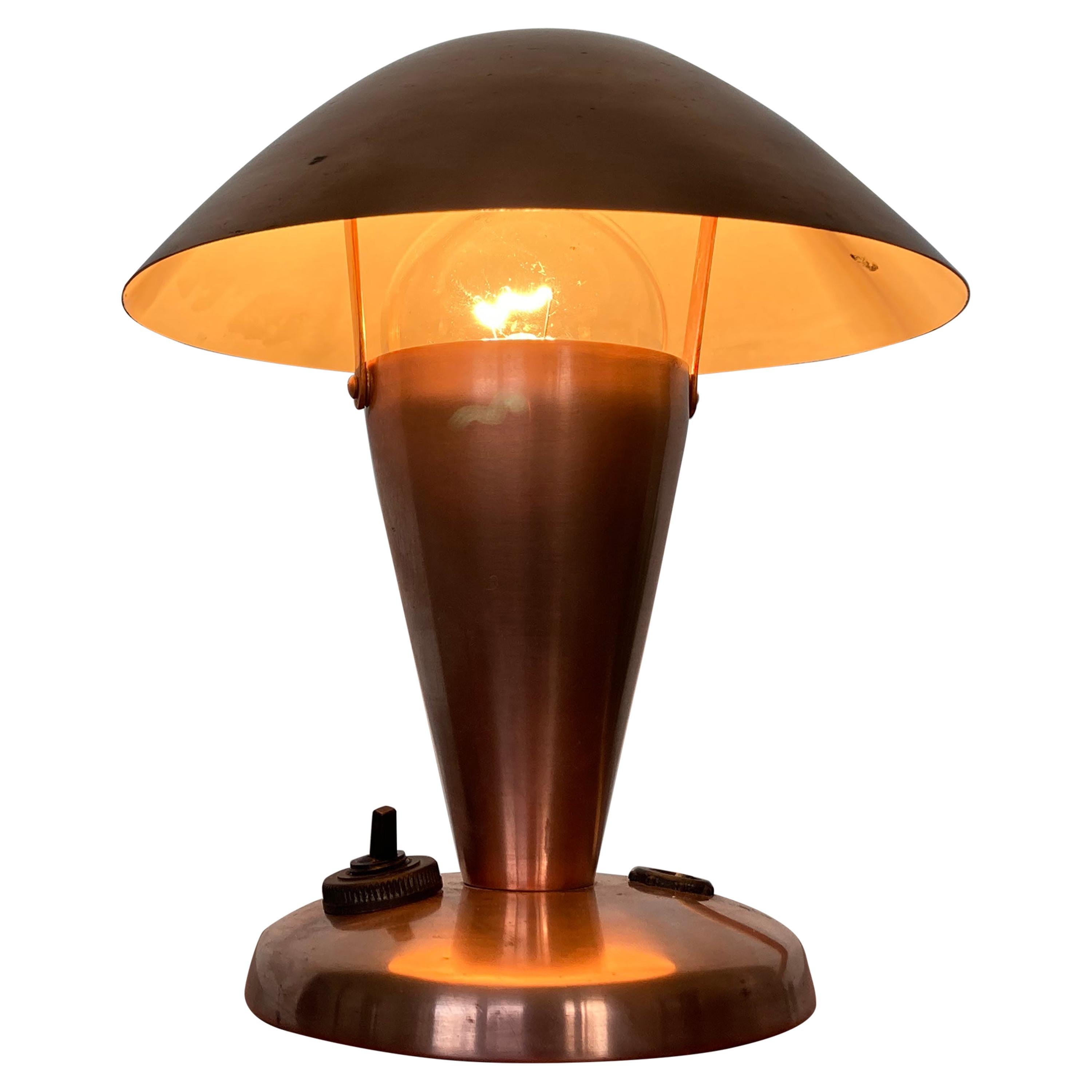 Petite lampe de table en laiton de style Bauhaus:: Tchécoslovaquie:: années 1940