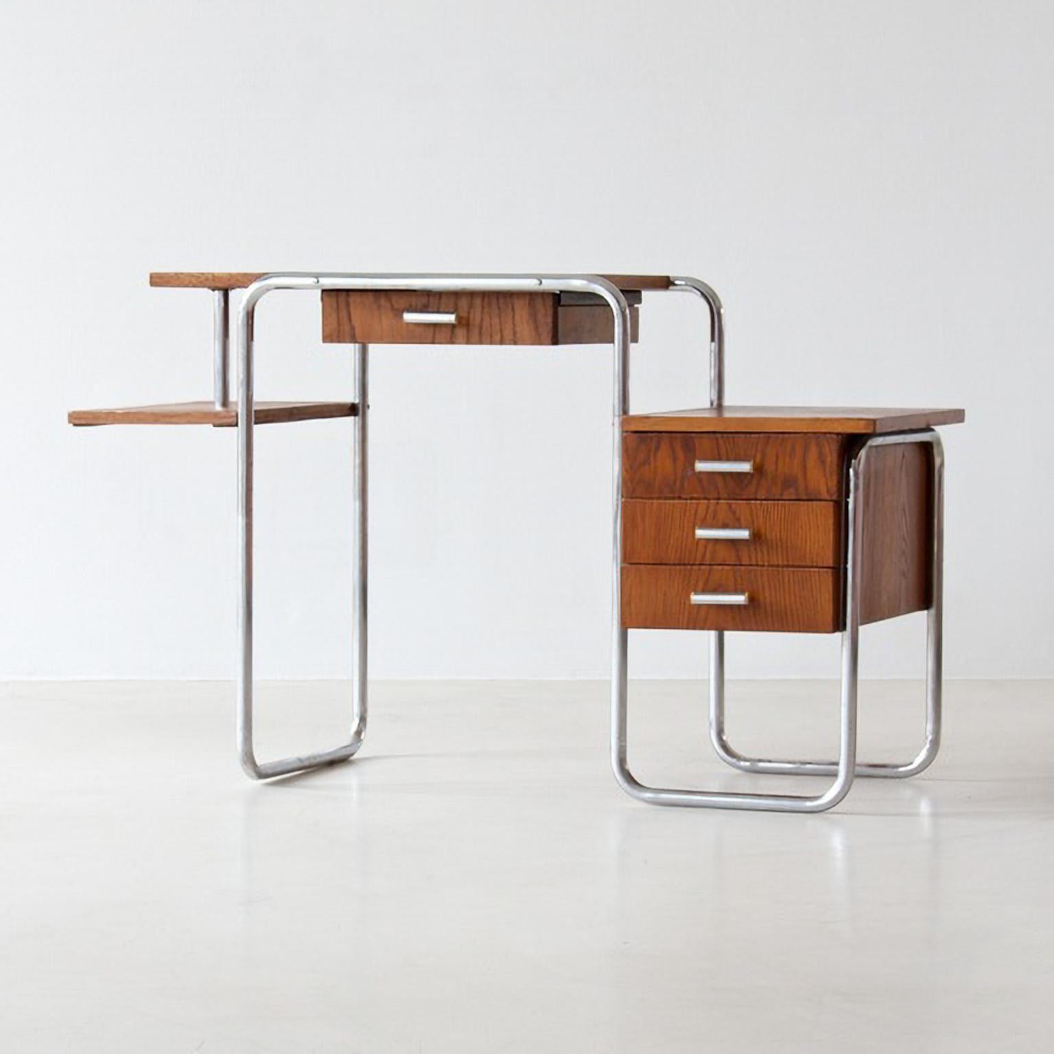 Kleiner Bauhaus-Schreibtisch aus Stahlrohr, Eichenfurnier und verchromtem Metall um 1930 (Deutsch) im Angebot