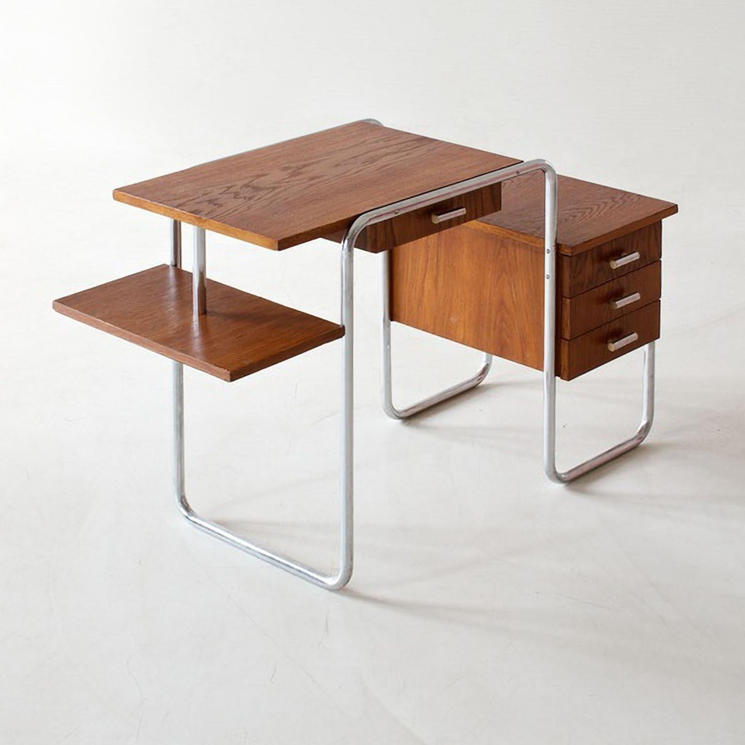 Kleiner Bauhaus-Schreibtisch aus Stahlrohr, Eichenfurnier und verchromtem Metall um 1930 (Beschichtet) im Angebot