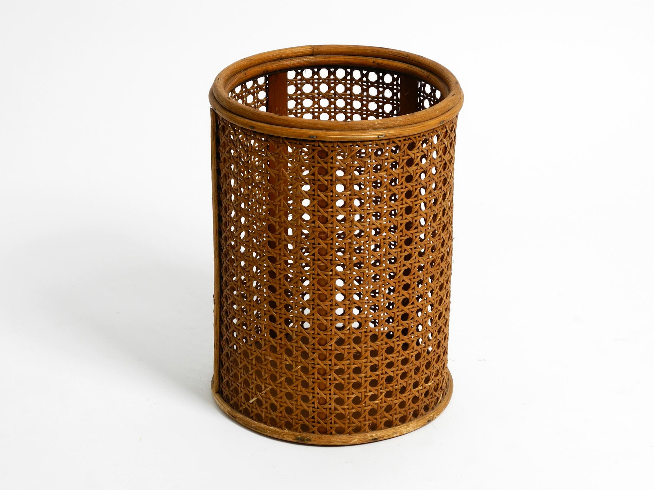 Small beautiful paper bin basket from the 1950s.
Bamboo frame, covered with original Viennese wickerwork.
Great design of the golden 50s.
Barely traces of usage. Very good vintage condition.
No damages to the wood or mesh.
100% original condition.