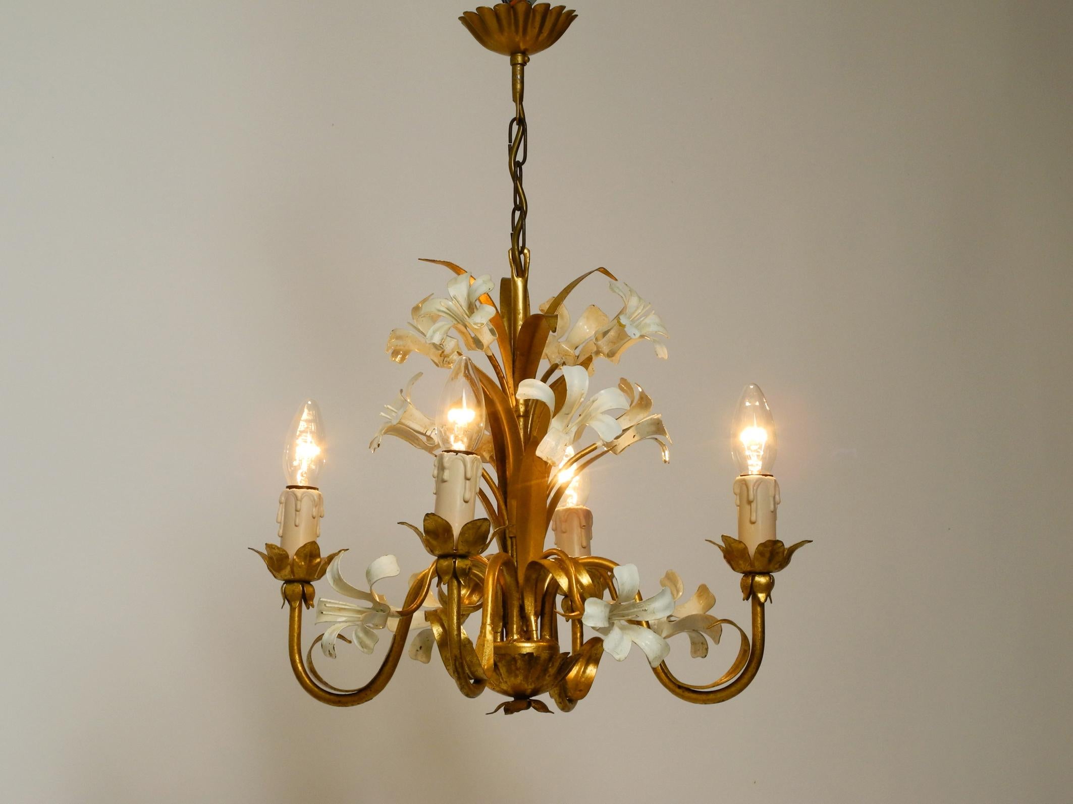 Small beautiful 1960s gold-plated 4-arm metal chandelier In Good Condition For Sale In München, DE