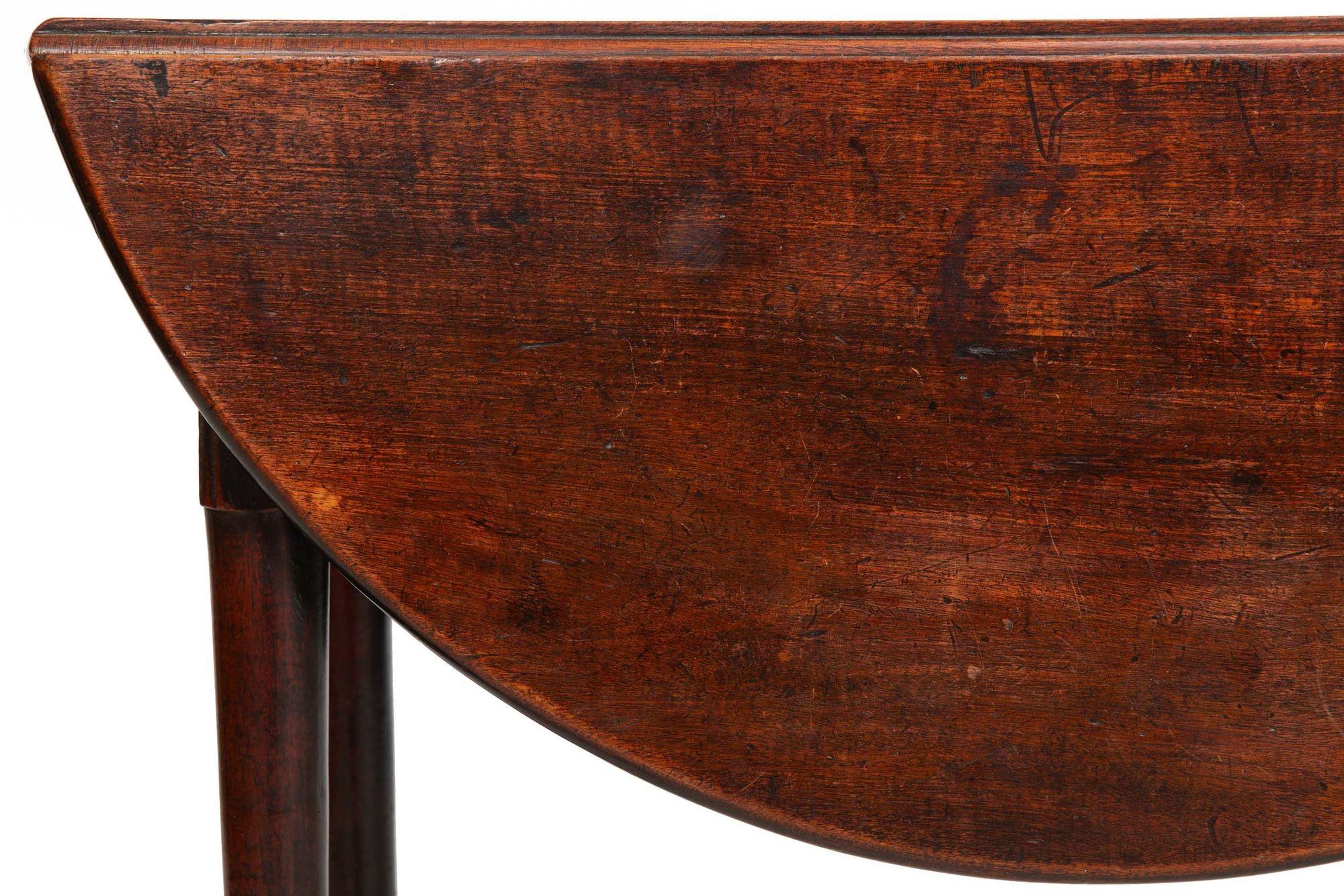 Schön patinierter englischer antiker englischer klappbarer George II.-Tisch mit klappbaren Blättern ca. 1750 im Angebot 5