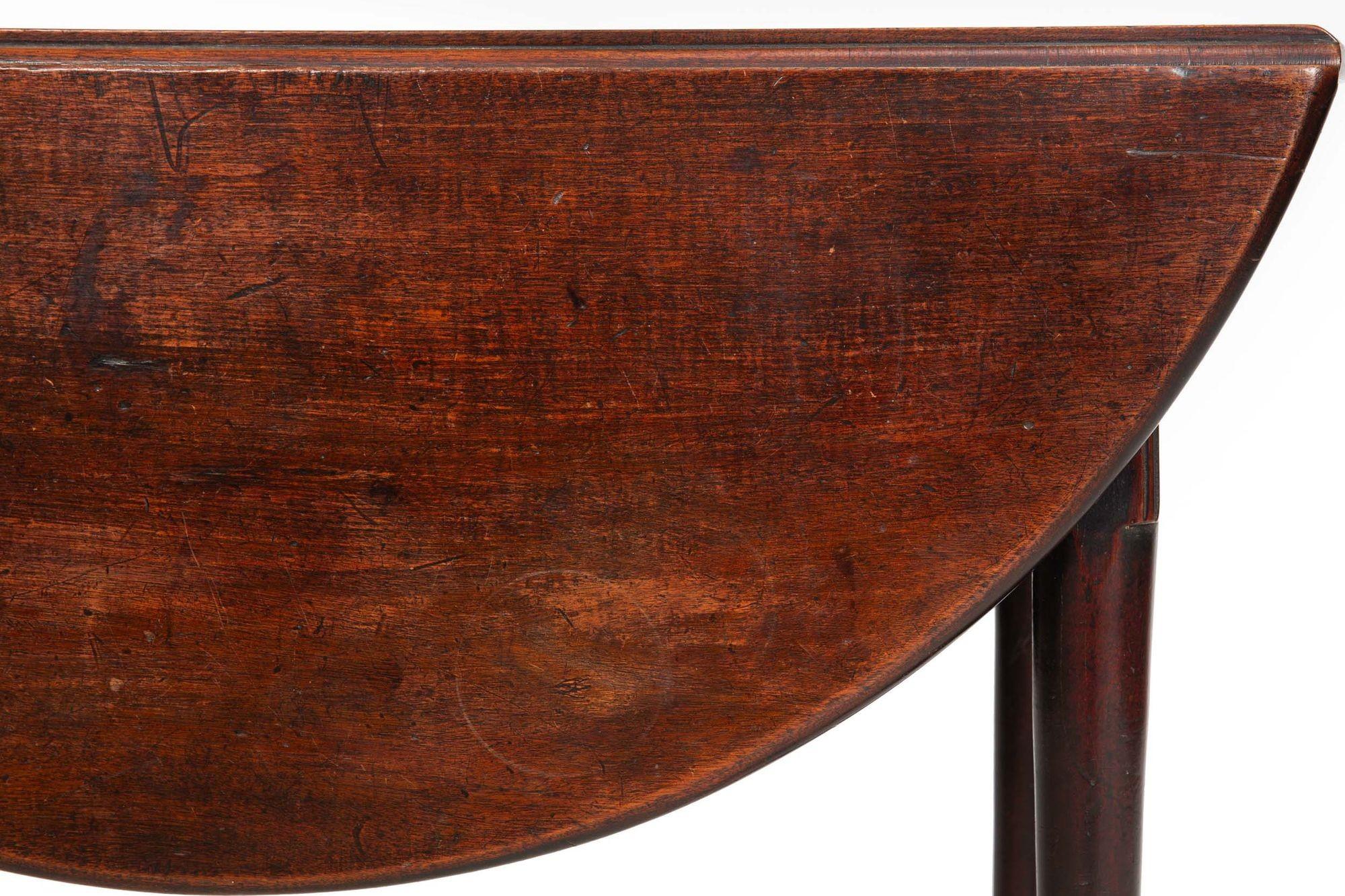 Petite table à abattants anglaise ancienne George II magnifiquement patinée, vers 1750 en vente 6