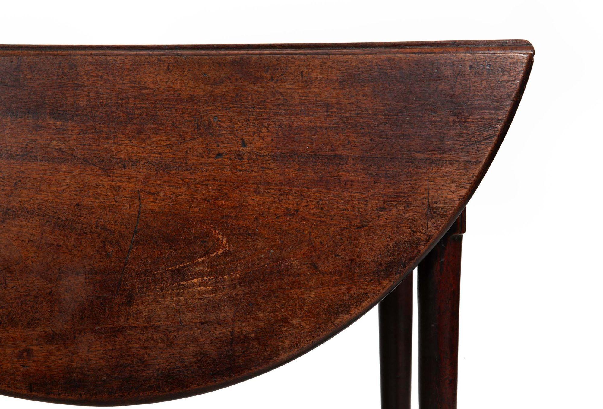 Small Beautifully Patinated George II English Antique Drop-Leaf Table ca. 1750 For Sale 10