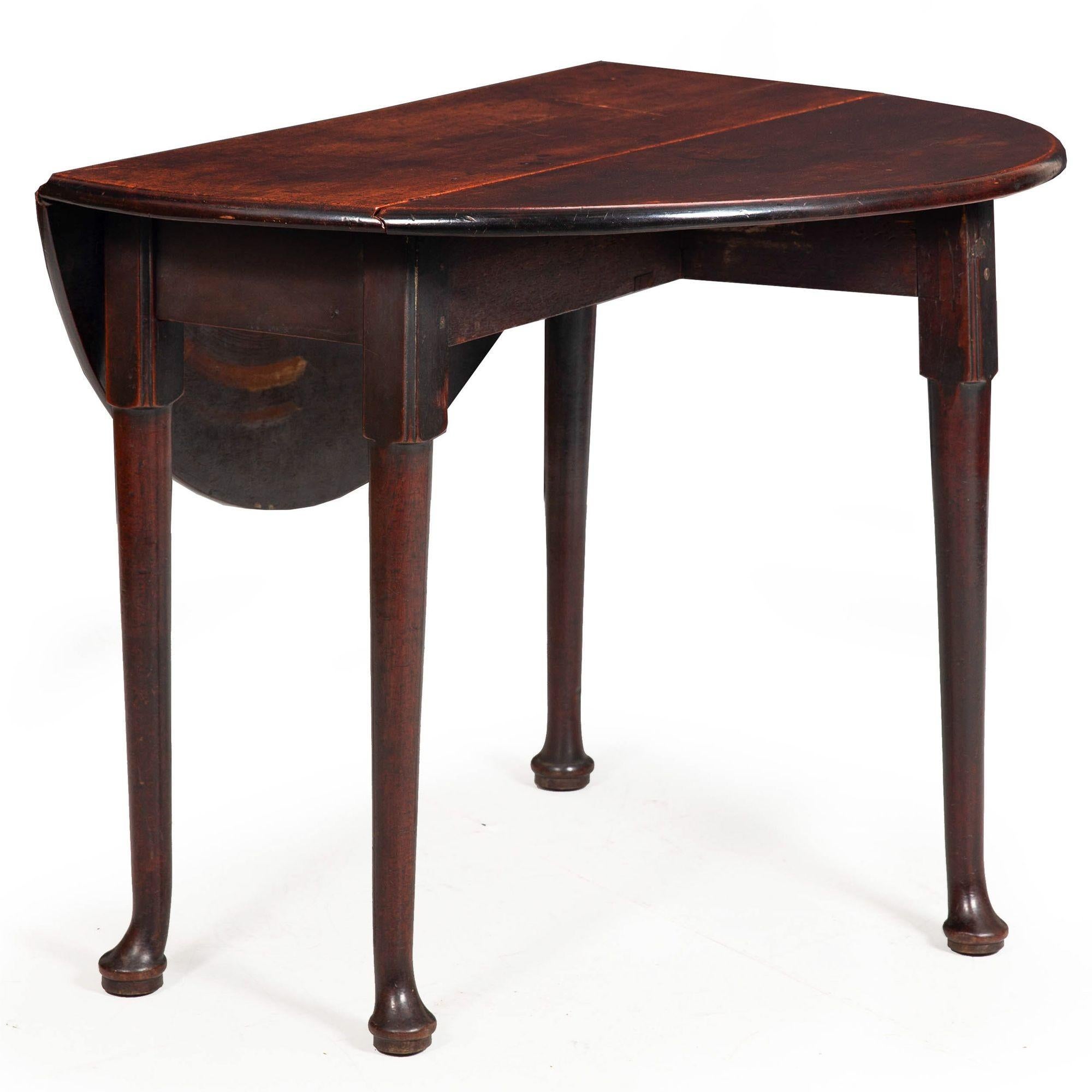 Small Beautifully Patinated George II English Antique Drop-Leaf Table ca. 1750 For Sale 3