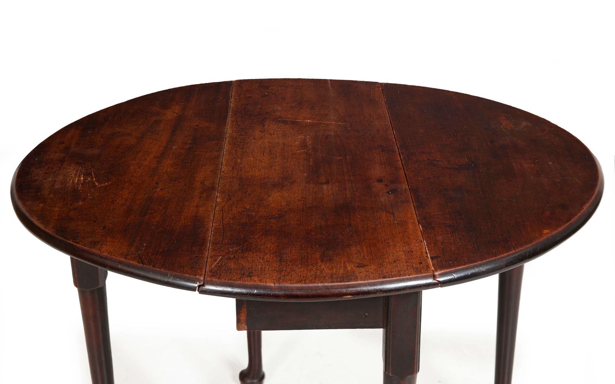 Small Beautifully Patinated George II English Antique Drop-Leaf Table ca. 1750 For Sale 4
