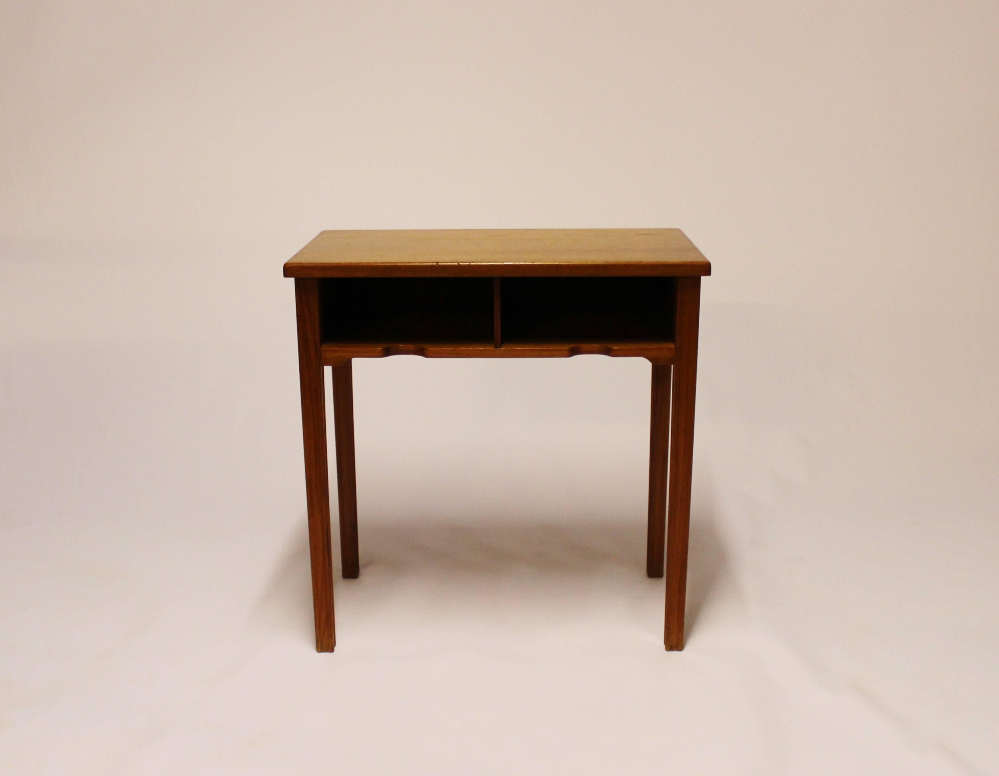 Small bedside table in teak of Danish design, manufactured by Flexi Møbler in the 1960s. The table is in great vintage condition.
