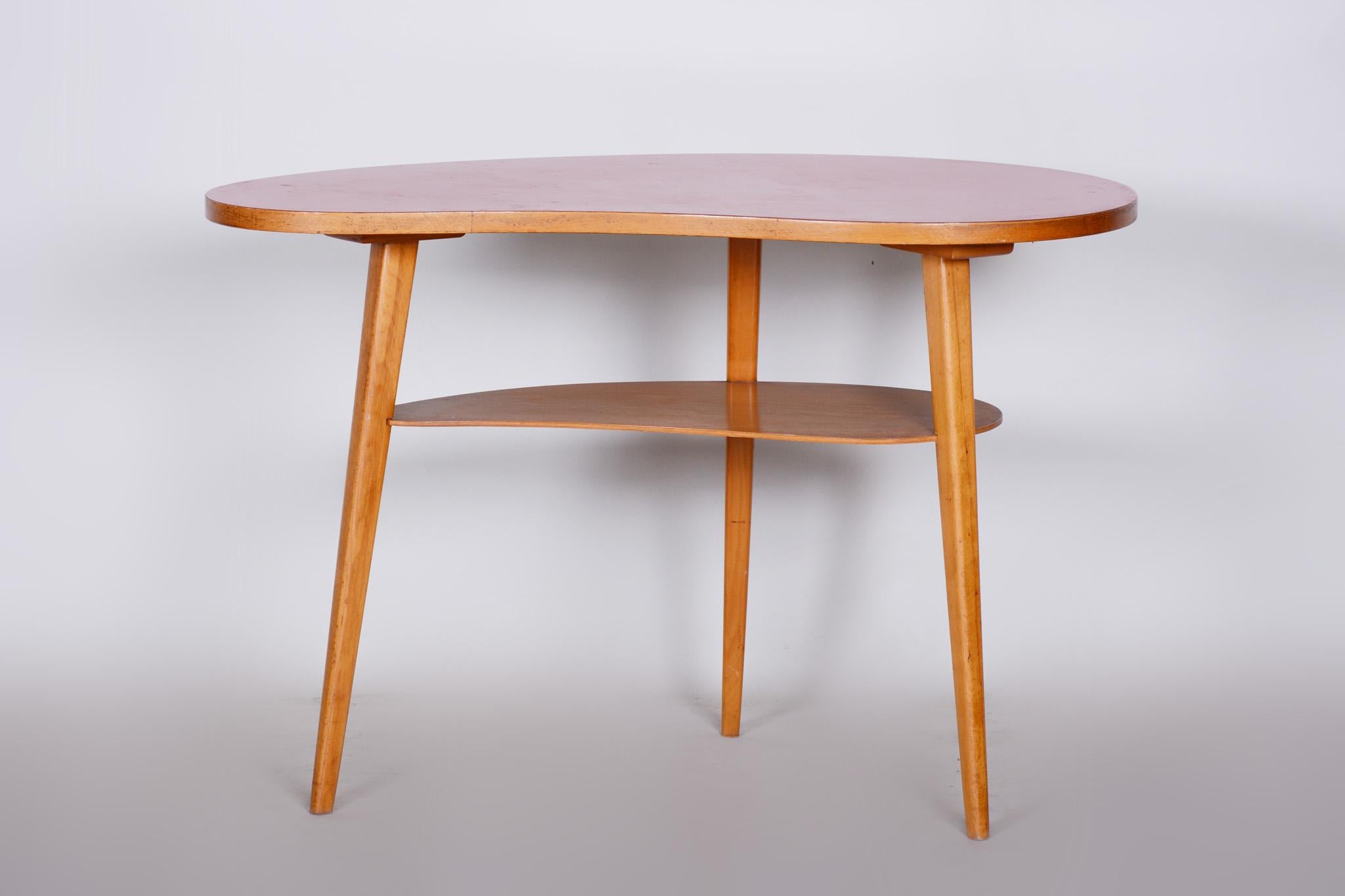 Small table.
Czech midcentury
Material: Walnut and beech
Period: 1950-1959.