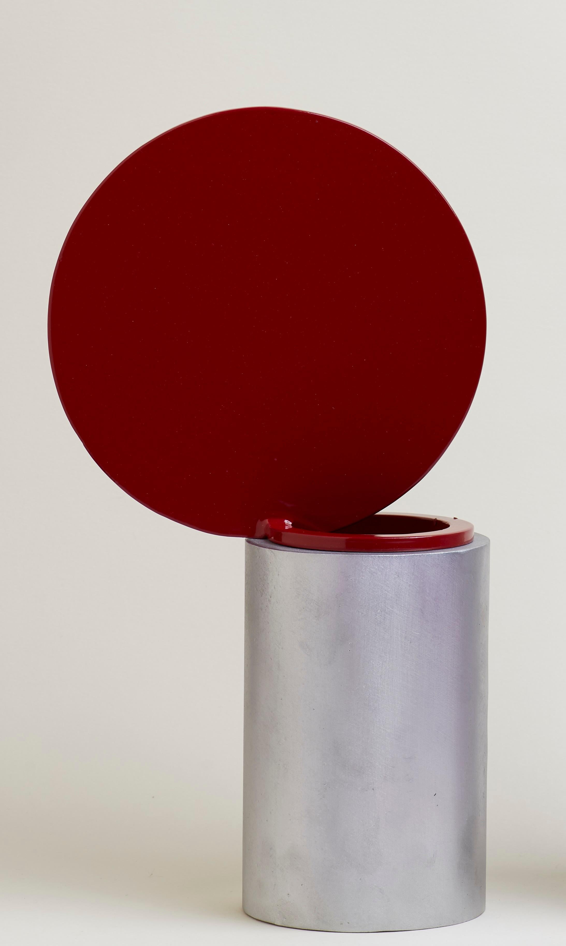 Piccolo vaso comportamentale di Etienne Bastormagi
Dimensioni: D 20 x L 10 x H 35 cm.
Materiali: Alluminio.

Disponibile in diverse dimensioni e colori. Contattateci.

Etienne Bastormagi è un architetto multidisciplinare di scala. 
Nel 2016, ha