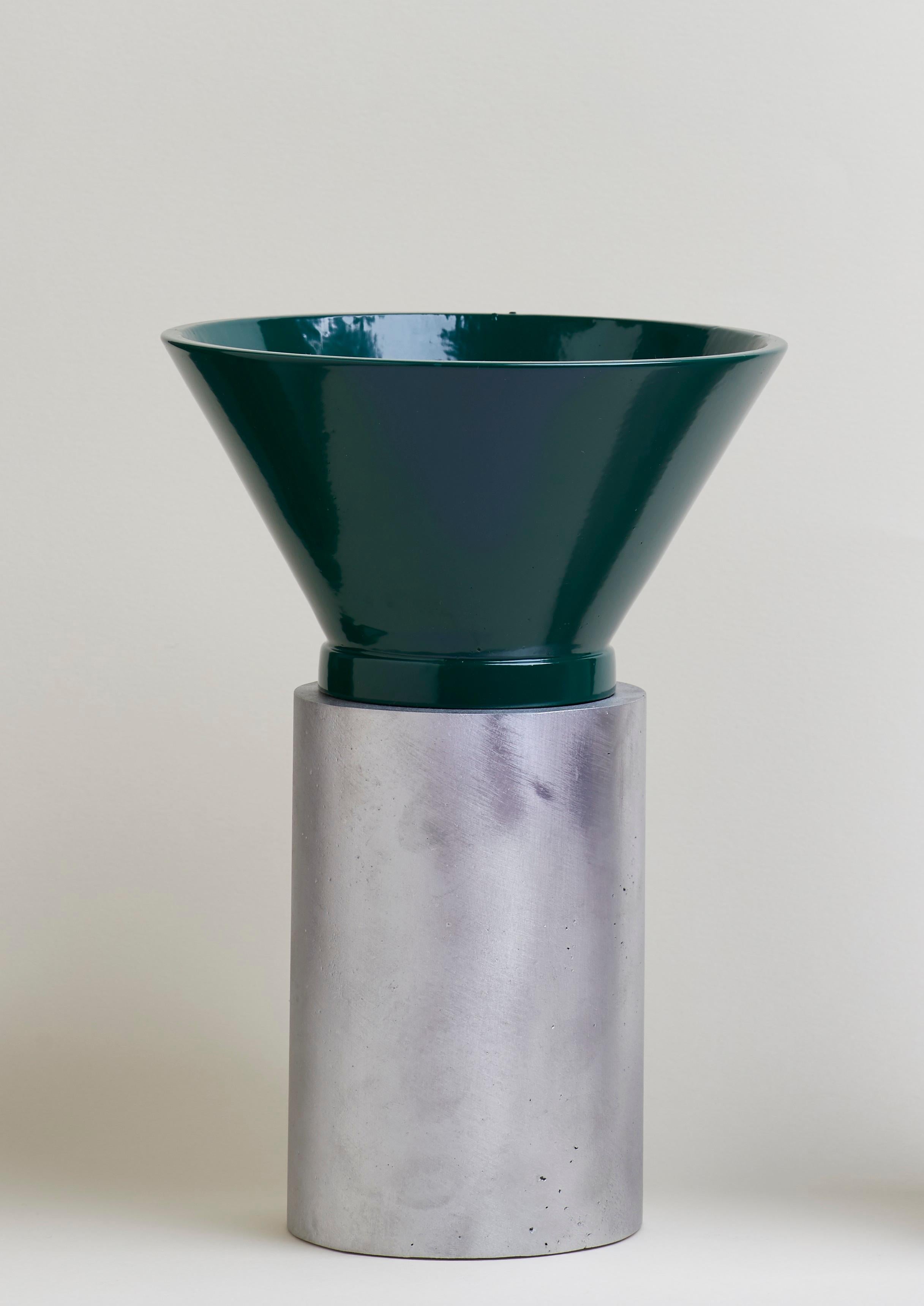 Piccolo vaso comportamentale di Etienne Bastormagi
Dimensioni: D 20 x L 20 x H 35 cm.
Materiali: Alluminio.

Disponibile in diverse dimensioni e colori. Contattateci.

Etienne Bastormagi è un architetto multidisciplinare di scala. 
Nel 2016, ha