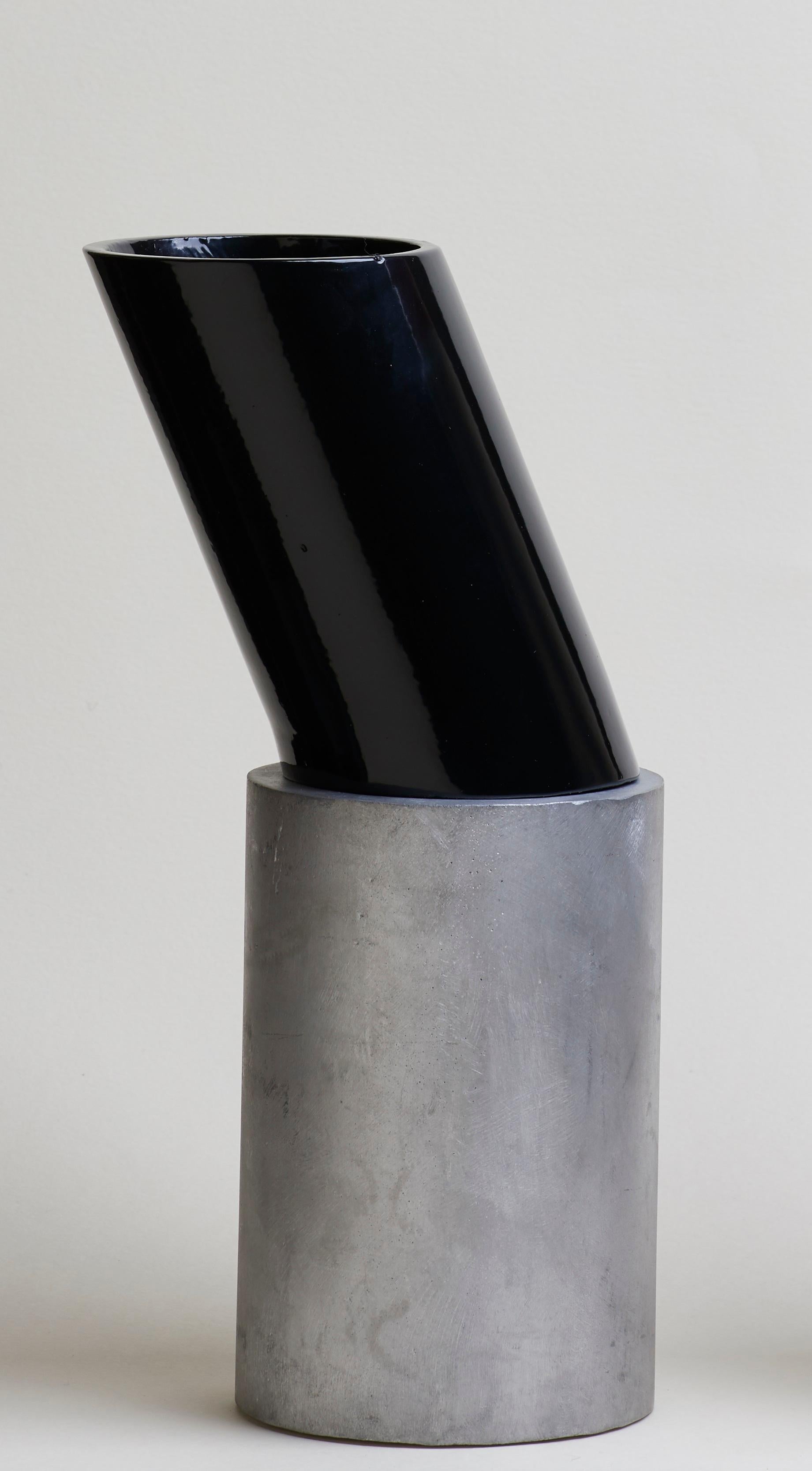 Piccolo vaso comportamentale di Etienne Bastormagi
Dimensioni: P 10 x L 15 x H 35 cm.
Materiali: Alluminio.

Disponibile in diverse dimensioni e colori. Contattateci.

Etienne Bastormagi è un architetto multidisciplinare di scala. 
Nel 2016, ha