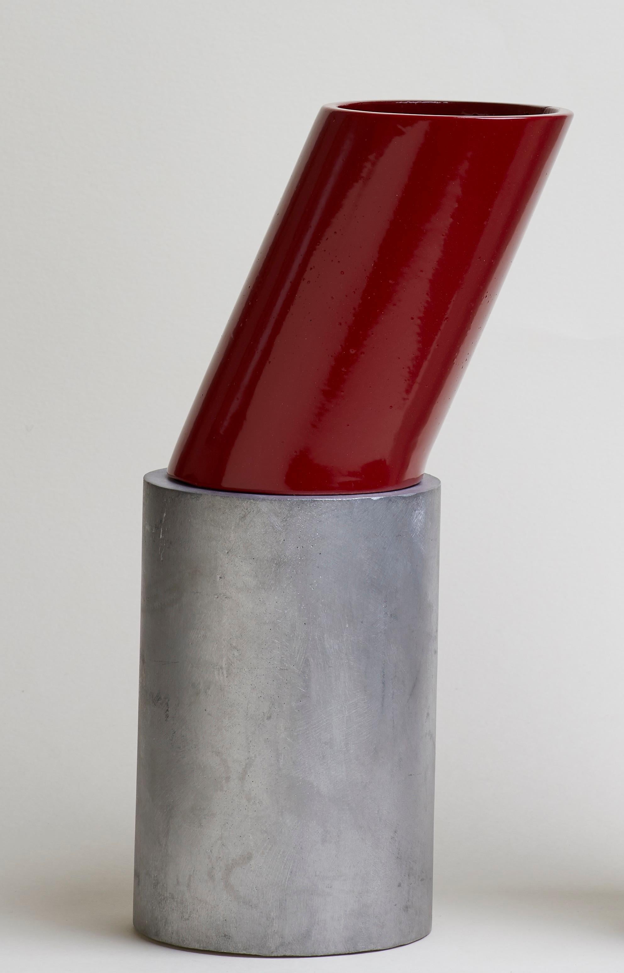 Piccolo vaso comportamentale di Etienne Bastormagi
Dimensioni: P 10 x L 15 x H 35 cm.
Materiali: Alluminio.

Disponibile in diverse dimensioni e colori. Contattateci.

Etienne Bastormagi è un architetto multidisciplinare di scala. 
Nel 2016, ha