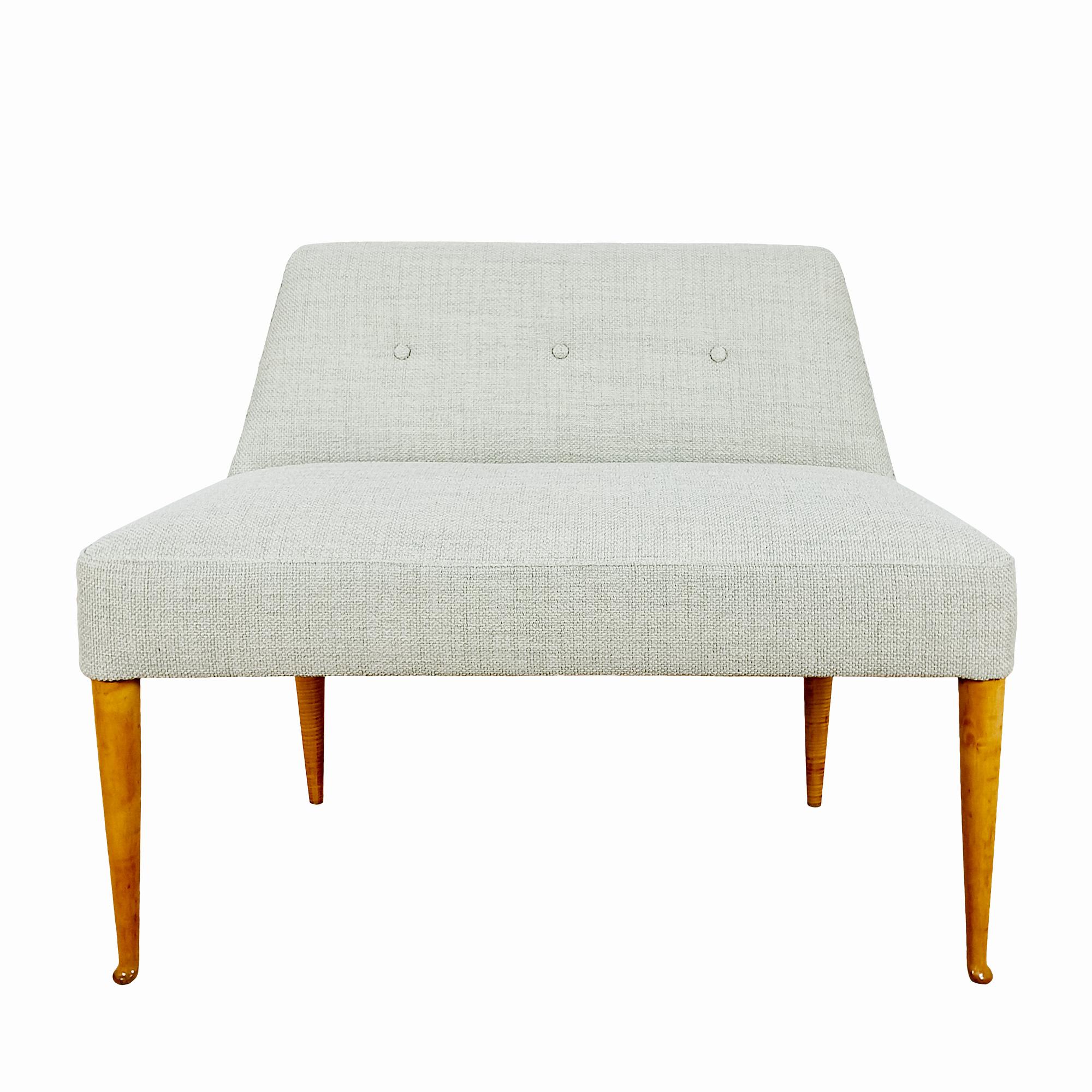Small bench with backrest and four long legs in solid shellac-varnished maple. Upholstery redone in greige chenille fabric.
Italy, early 1950s.