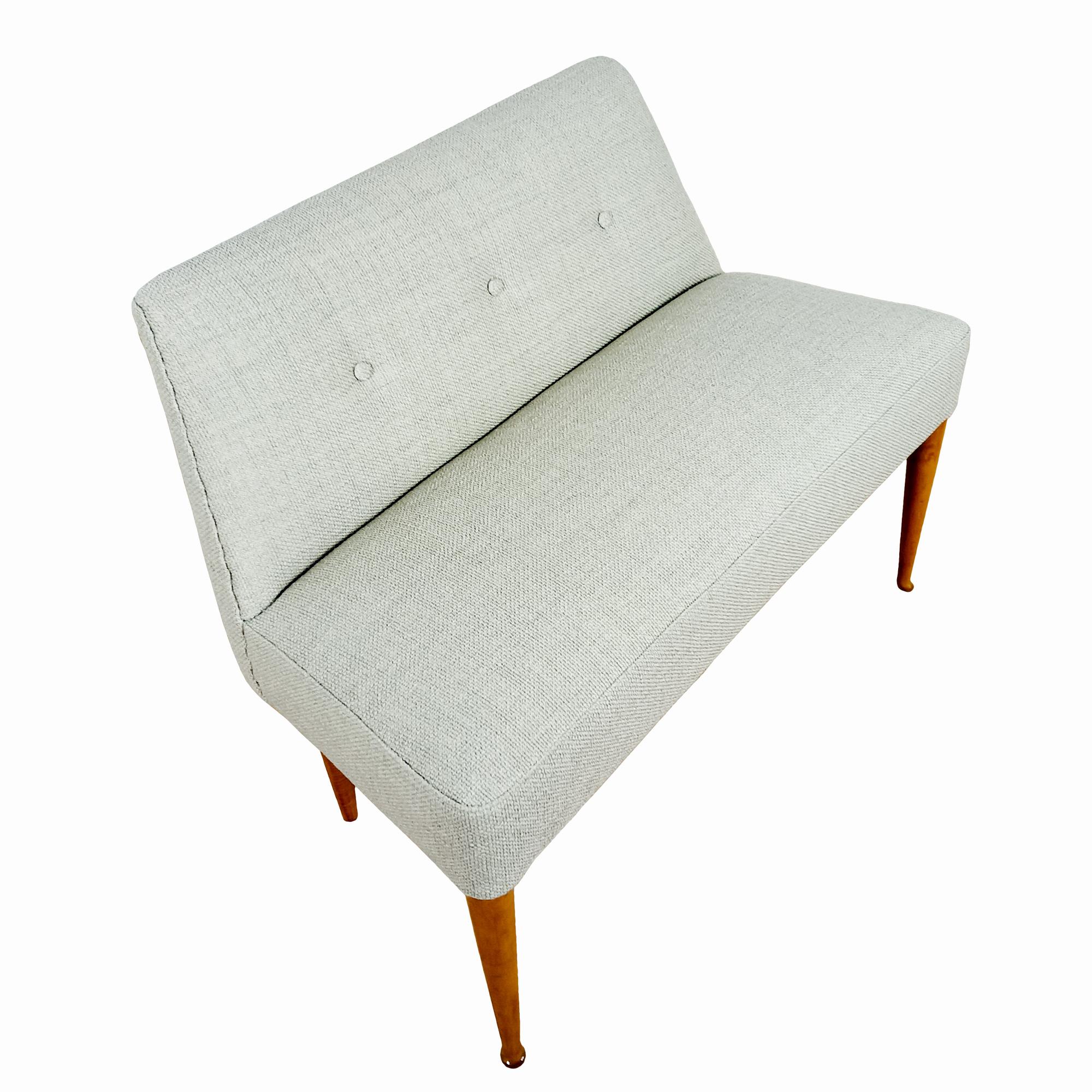 Small MId-Century Modern Bench in Greige Chenille Fabric - Italy, Early 1950s In Good Condition For Sale In Girona, ES