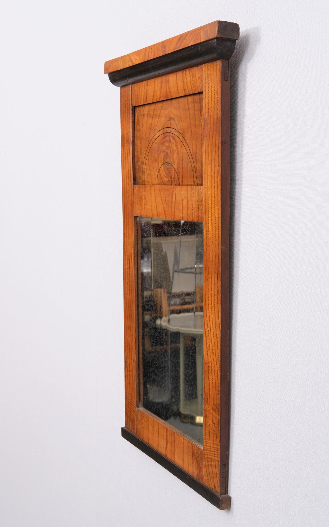 Kleiner Biedermeier-Spiegel aus Esche, um 1830 Deutschland  (Mittleres 19. Jahrhundert) im Angebot