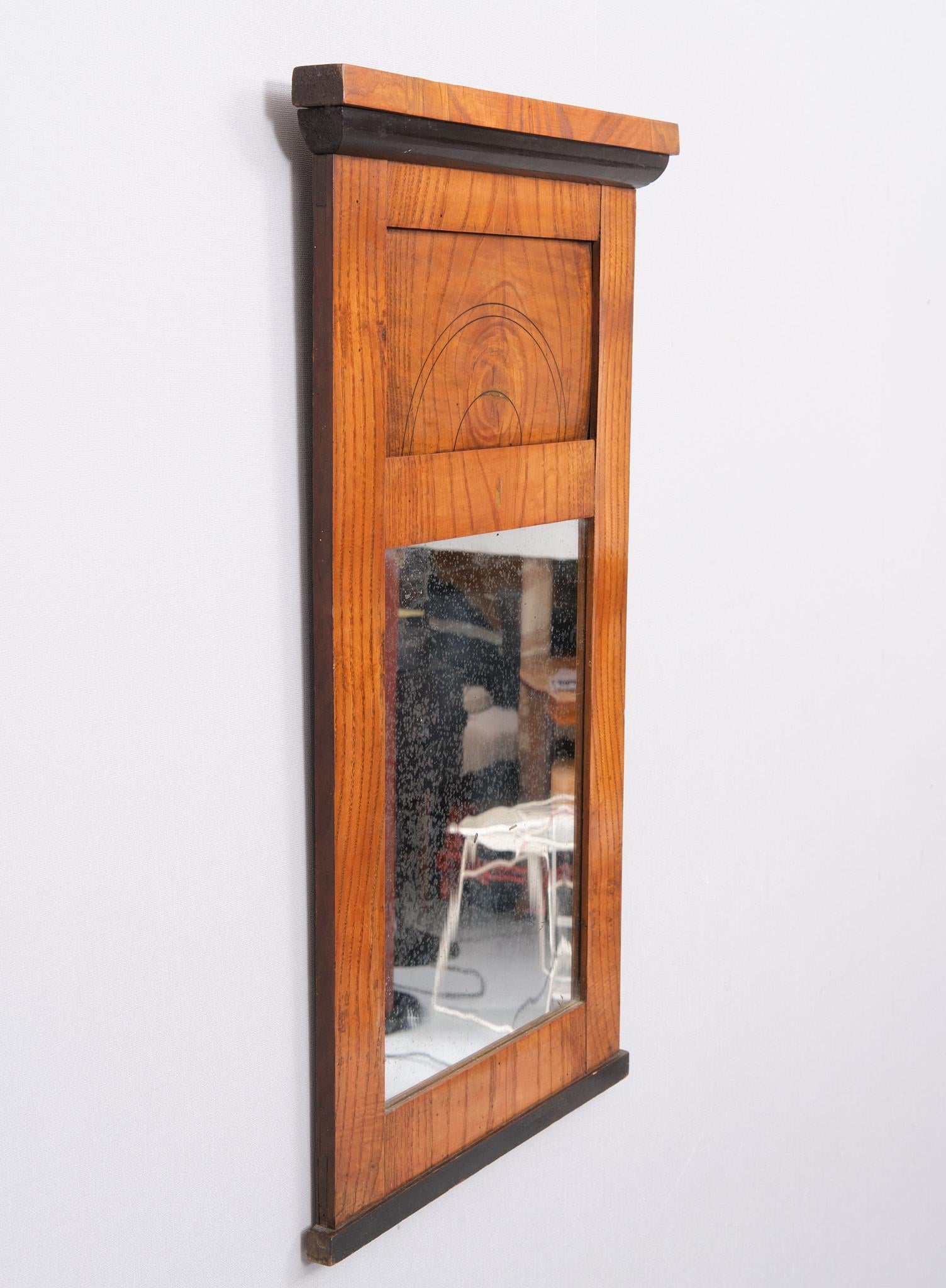 Kleiner Biedermeier-Spiegel aus Esche, um 1830 Deutschland  (Asche) im Angebot