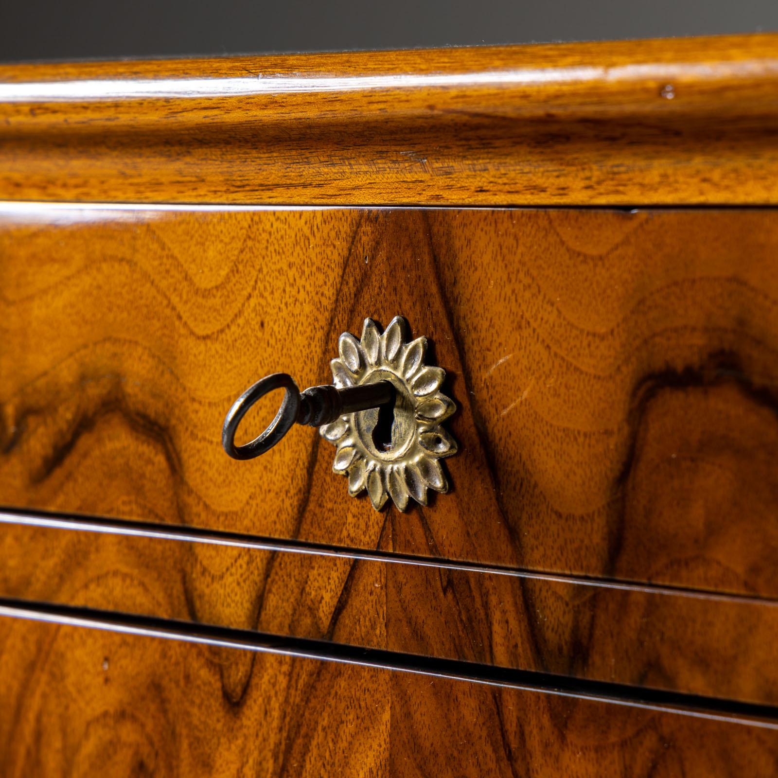 Small Biedermeier Chest of Drawers, around 1820, South Germany In Good Condition For Sale In Greding, DE