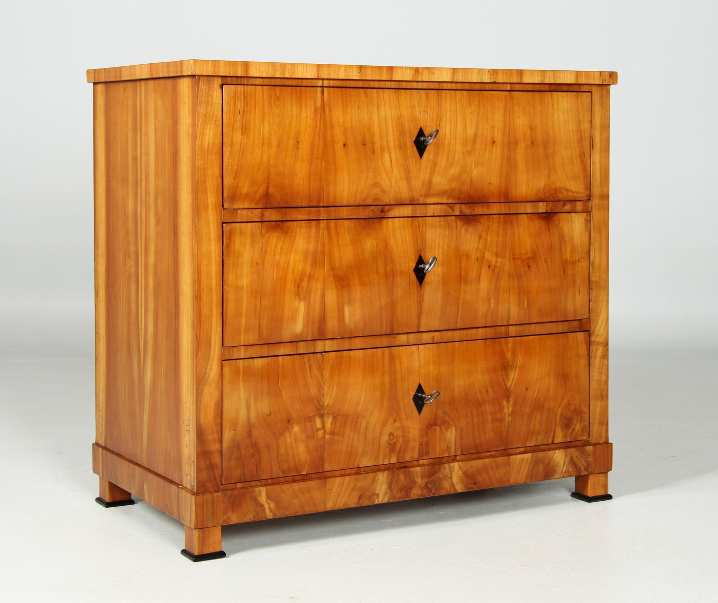 Small Biedermeier Chest of Drawers, Cherry, Southern Germany, circa 1825 In Good Condition In Greven, DE