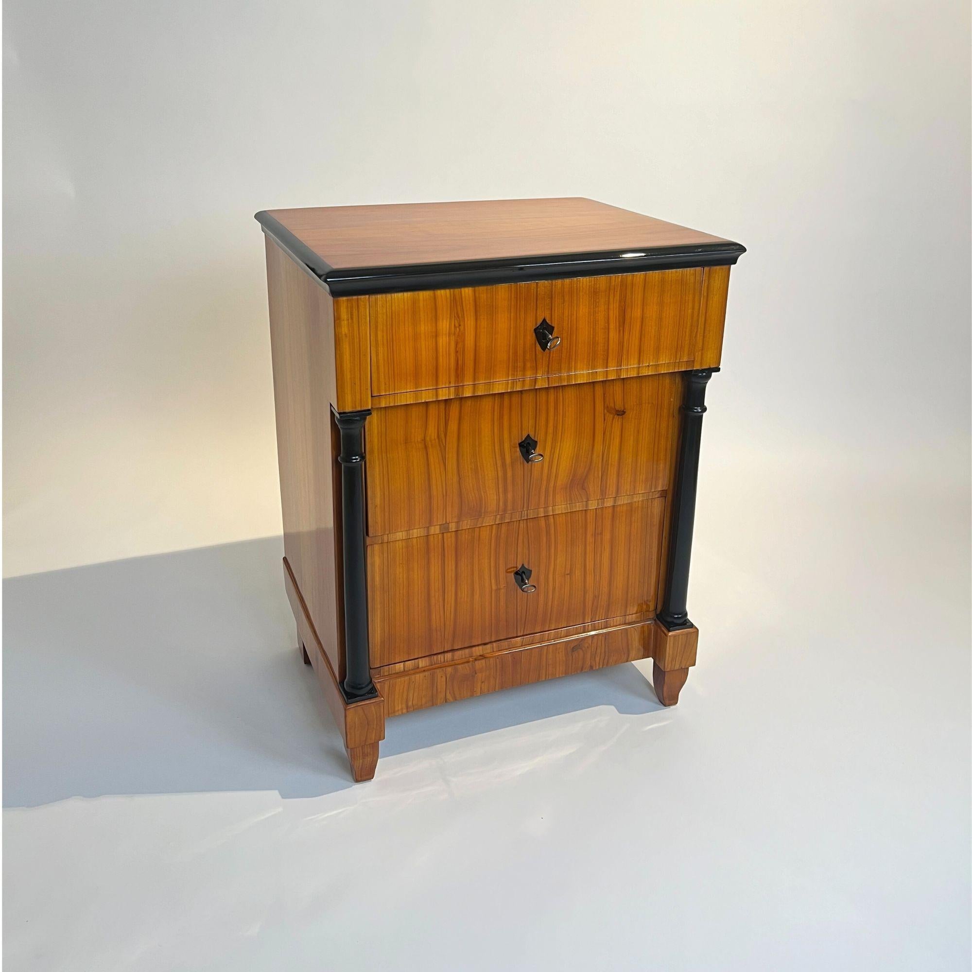 Small Biedermeier Chest of Drawers, Cherry wood, South Germany circa 1830. In Good Condition For Sale In Regensburg, DE