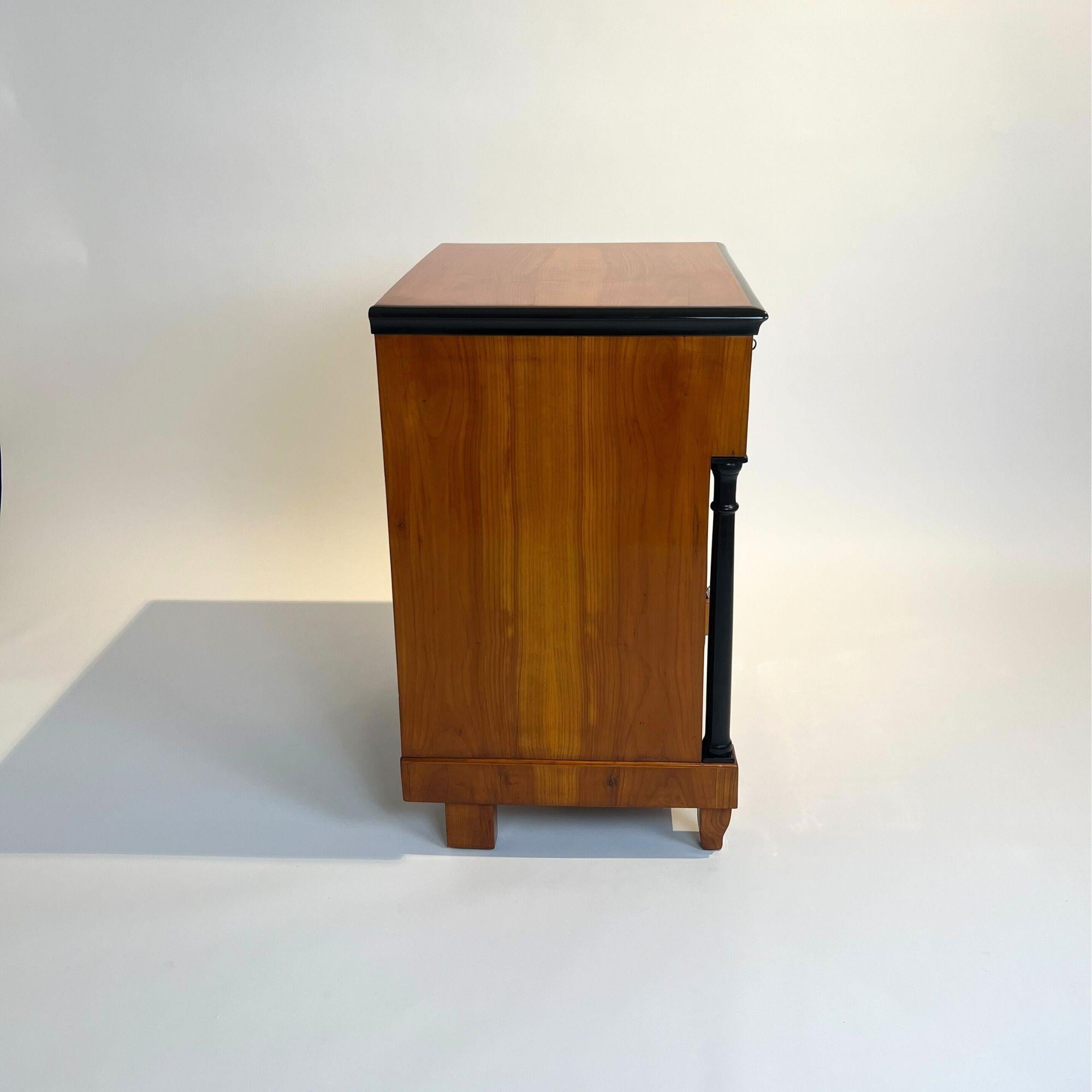 Small Biedermeier Chest of Drawers, Cherry wood, South Germany circa 1830. For Sale 1